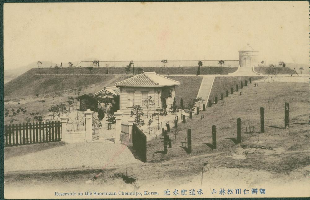 상수도 공급을 위한 시설로 1906년 착공, 1910년 9월 완공했다  (설계는 일본인 나까시마(中島)가 1905년 완성).  급수가 시작된 것은 그 해 12월 1일이다.  공식 명칭은 '수도 배수지'였으나 '수도국산'이라 불렀다. 인천 최초 상수도 시설로 노량진~송현동을 잇는 송수관이 설치됐다. 표고 56.8m에 6천㎡ 급 저수조 3개가 설치되었다. 23단의 화강석, 장대식 계단이 인상적이다. 현존하는 것은 제수변실로 원통형 콘크리트이다. 사진