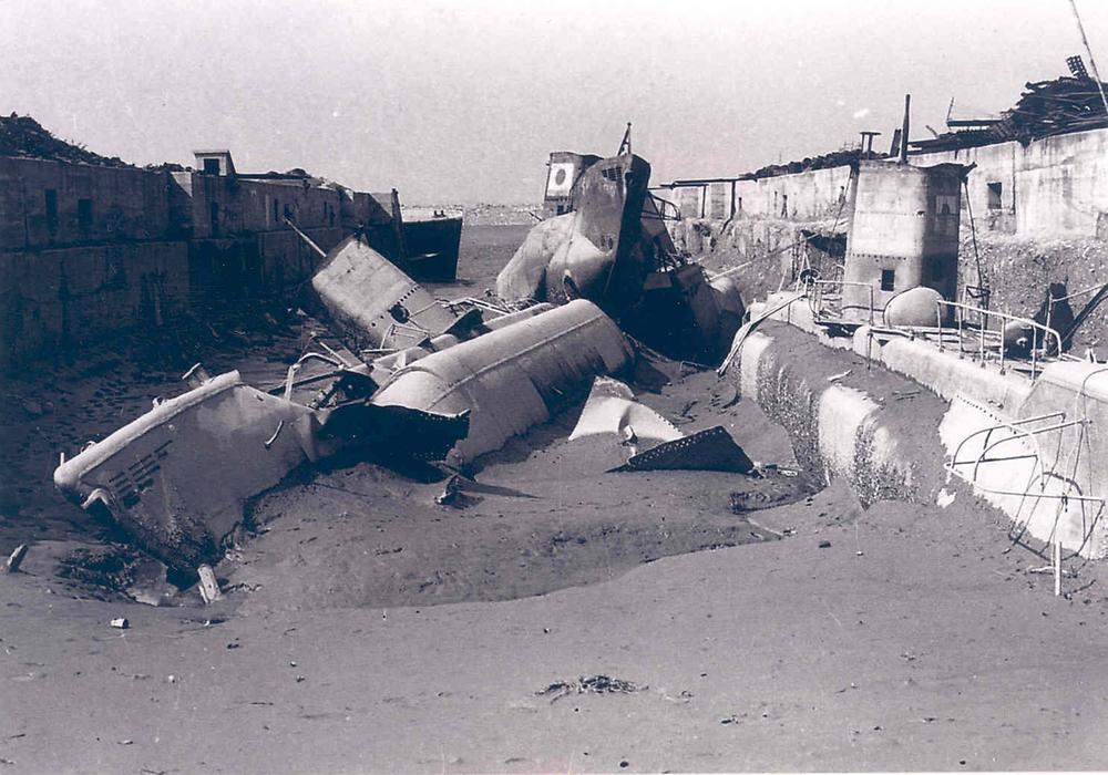 인천에서 건조한 일본 잠수함 : 1960년대 초까지 만석동 조선기계제작소 건조 탱크에 나뒹굴고 있던 일본군의 소형 잠수함, 현 부평구에 있던 인천 조병창의 감독 하에 만들어진 것으로 함 내부는 비좁았고 대부분 녹슬어 있었다.  사진
