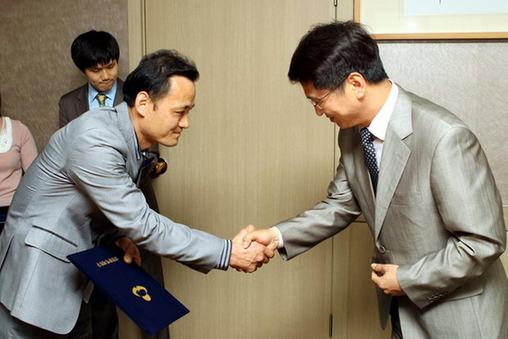 우수중소기업 및 모범근로자 표창 수여 사진