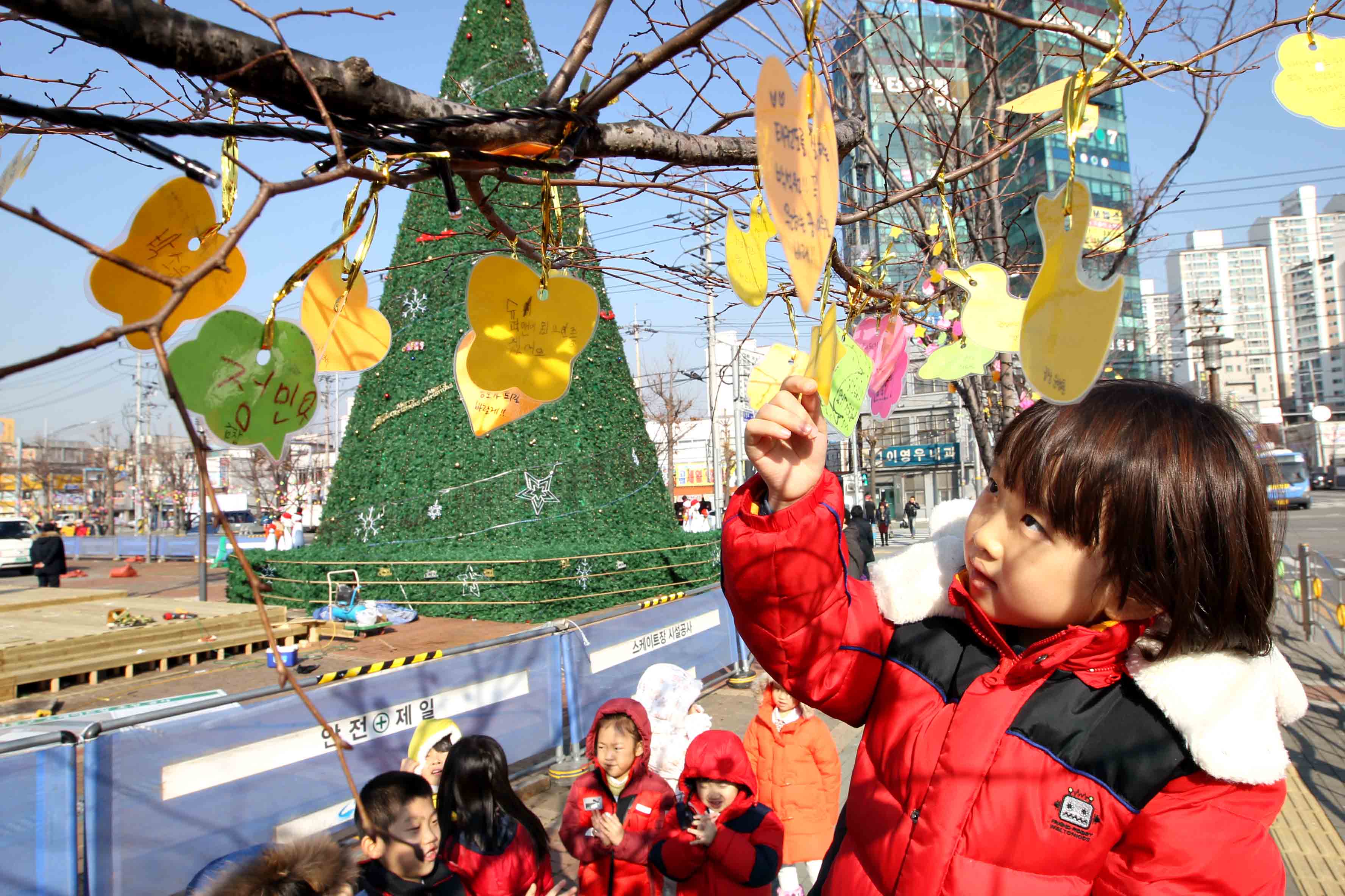 20151201_동인천역북광장_어린이_소망트리_설치2.jpg 이미지