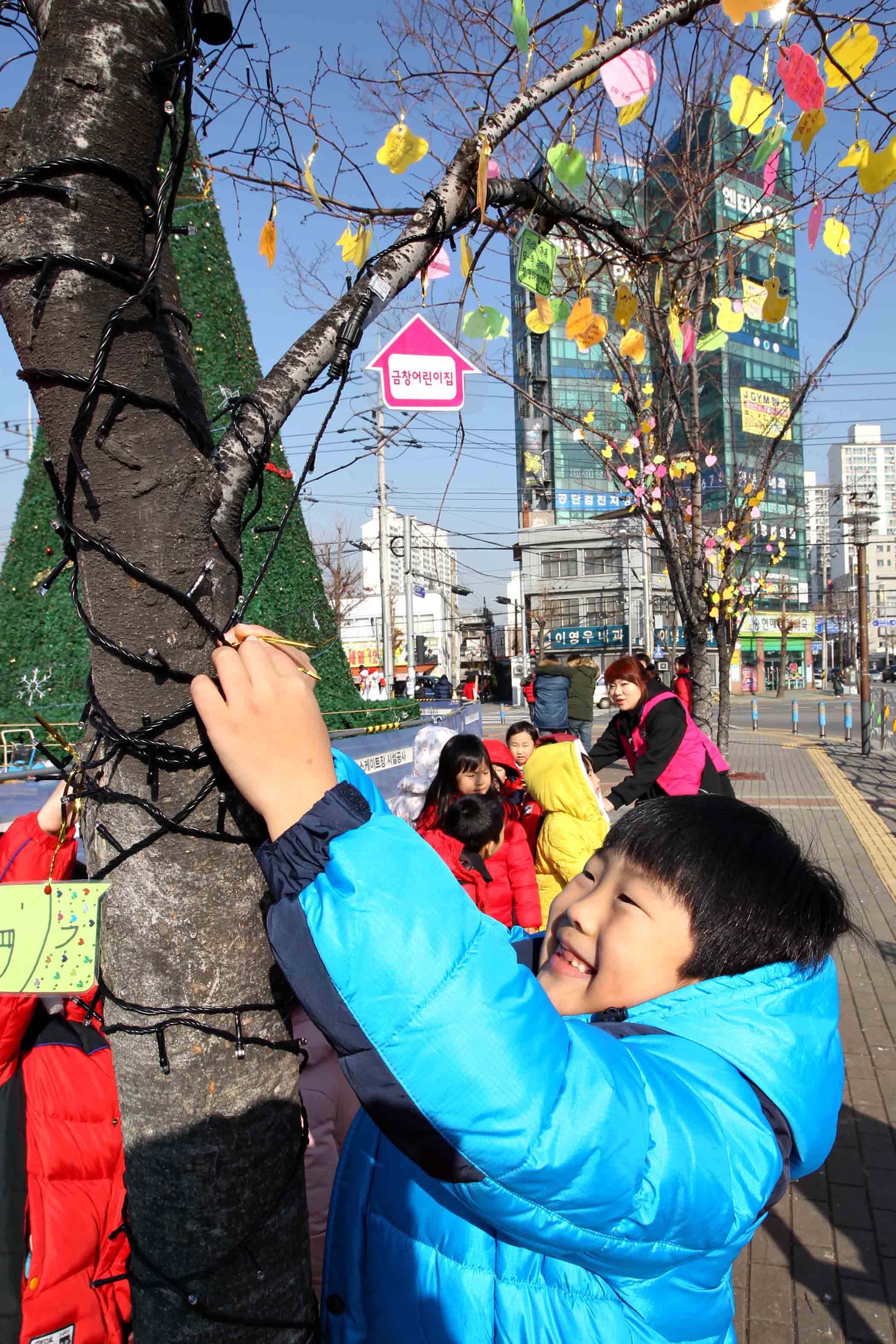 20151201_동인천역북광장_어린이_소망트리_설치3.jpg 이미지