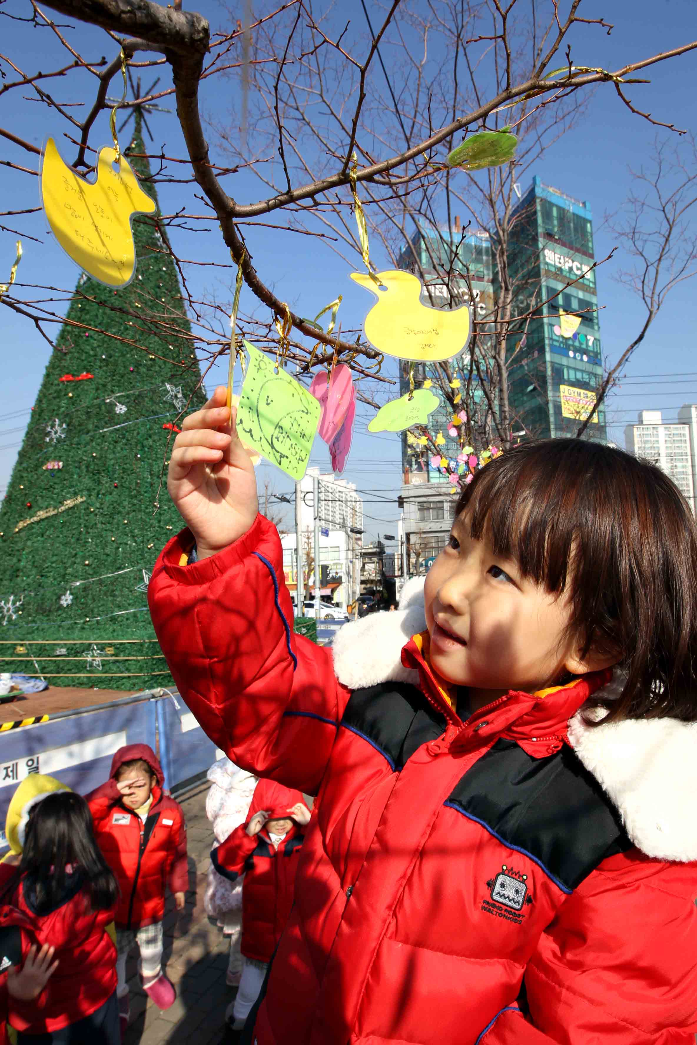 20151201_동인천역북광장_어린이_소망트리_설치4.jpg 이미지