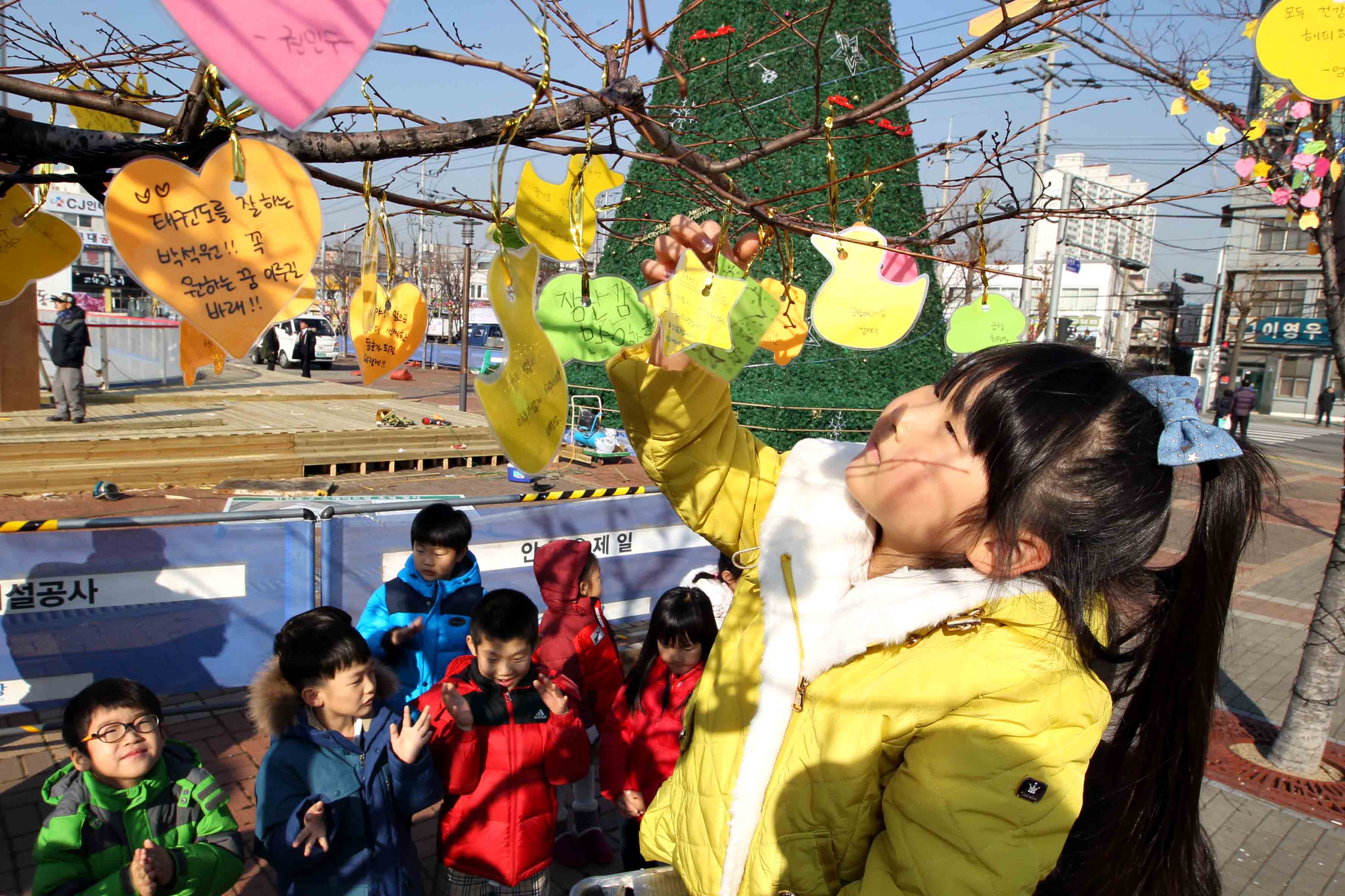 20151201_동인천역북광장_어린이_소망트리_설치5.jpg 이미지
