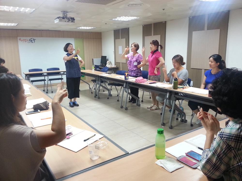 주의집중 손유희 사진