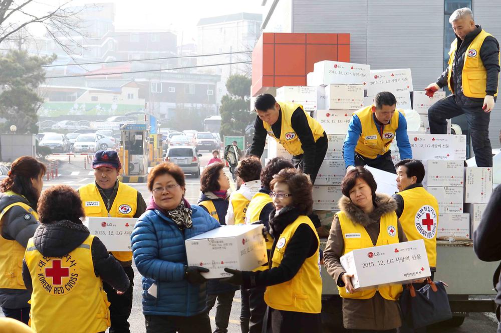 대한적십자사 동구지구협의회 구호물품 및 사랑의 쌀 전달식 사진
