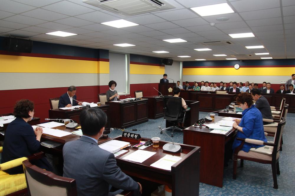 인천광역시 동구의회(의장 김기인)는 6월 17일부터 19일까지 3일간의 일정으로 제206회 임시회 예산결산특별위원회(위원장 이정옥)를 열고 2015년도 제2회 일반 및 특별회계 추가경정 세입 세출 예산안을 심사하였다.  사진