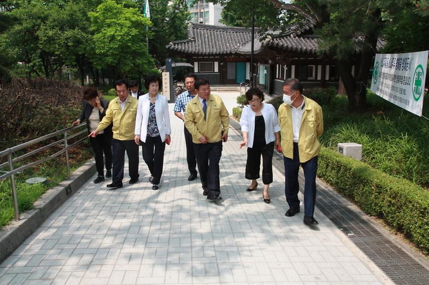 동구의회는 제206회 임시회 예산특별위원회와 관련하여 주요사업현장인 화도진공원 및 만석부두를 둘러보고 점검하였다. 사진