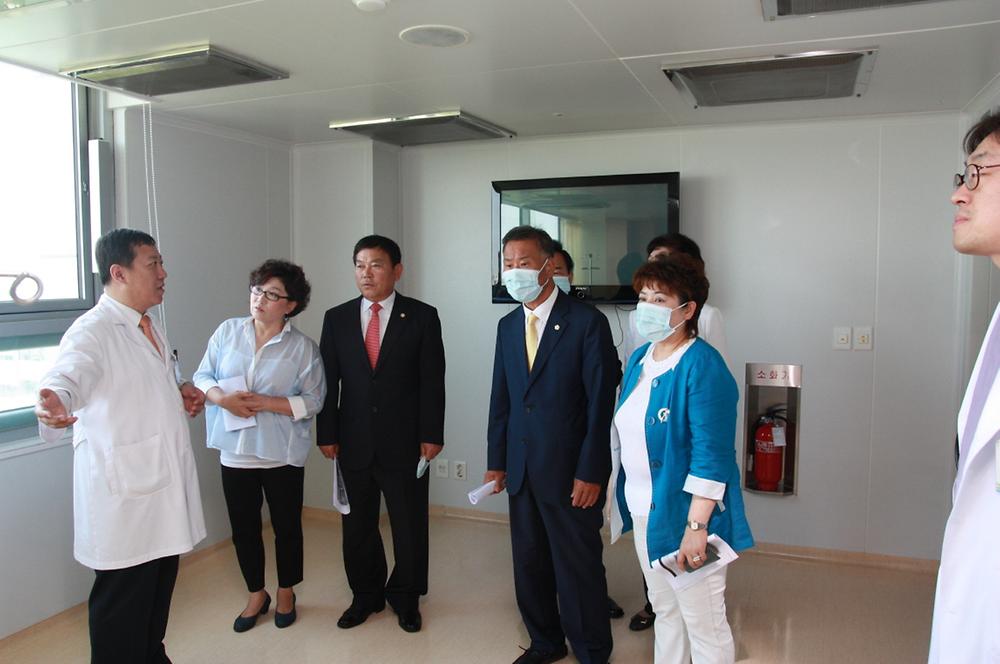 지난 1일 인천 동구의회(의장 김기인)는 관내에 위치한 인천의료원을 찾아 메르스(중동호흡기증후군)로부터 구민의 안전과 건강을 위해 노력하고 있는 의료진과 현장에서 땀흘리는 관계자들를 위로하고 그 동안의 노고에 대한 감사의 표시로 격려금을 전달했다. 사진