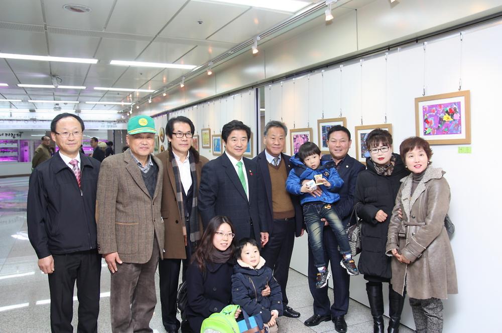 주민자치센터 수강생 작품전시회 참석 사진