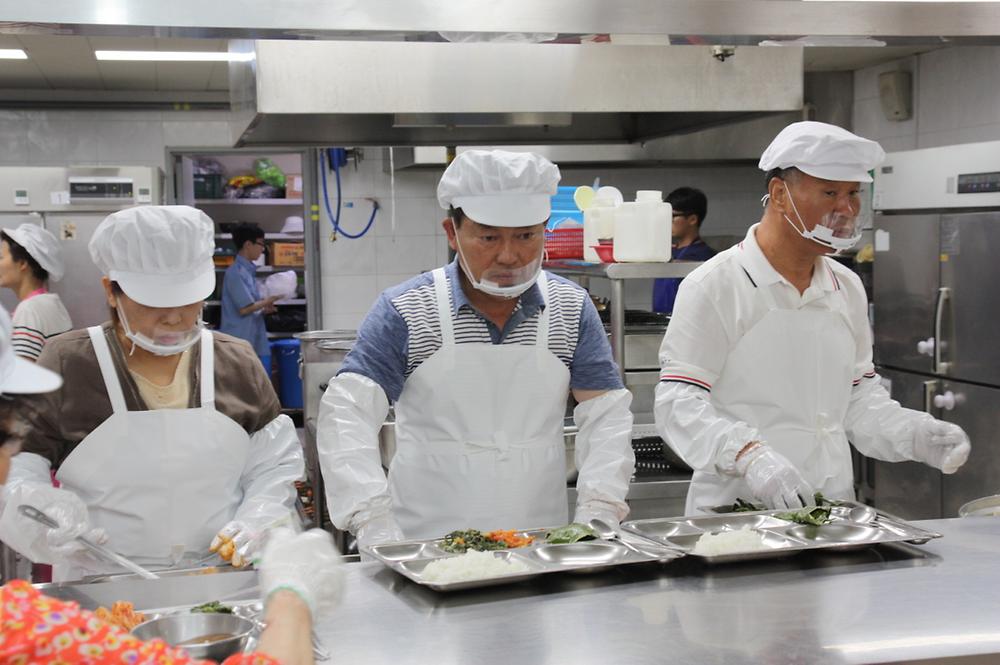 동구의회 노인복지관 배식봉사 사진