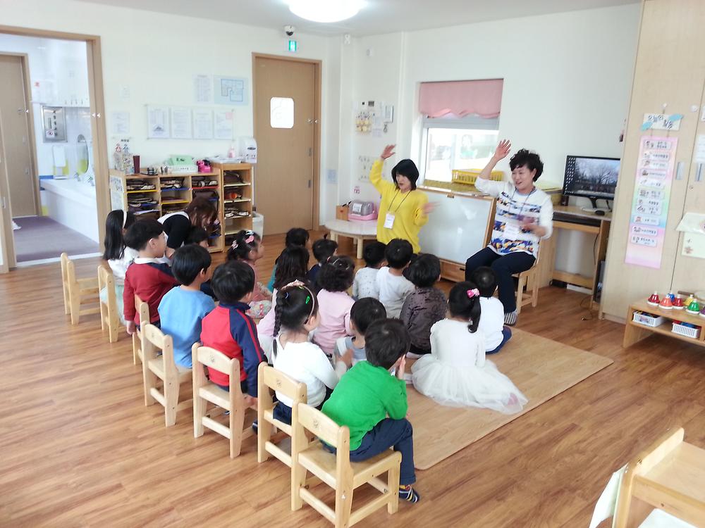 동구 평생학습 수강생들이 '화도 보듬이나눔이어린이집'에서 동화구연 재능나눔을 실시 사진