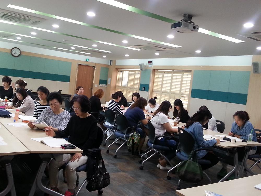 부끄러워하고 어색해했던 첫 강의때완 사뭇 다른 진지한 구연인들 ㅎㅎ 사진