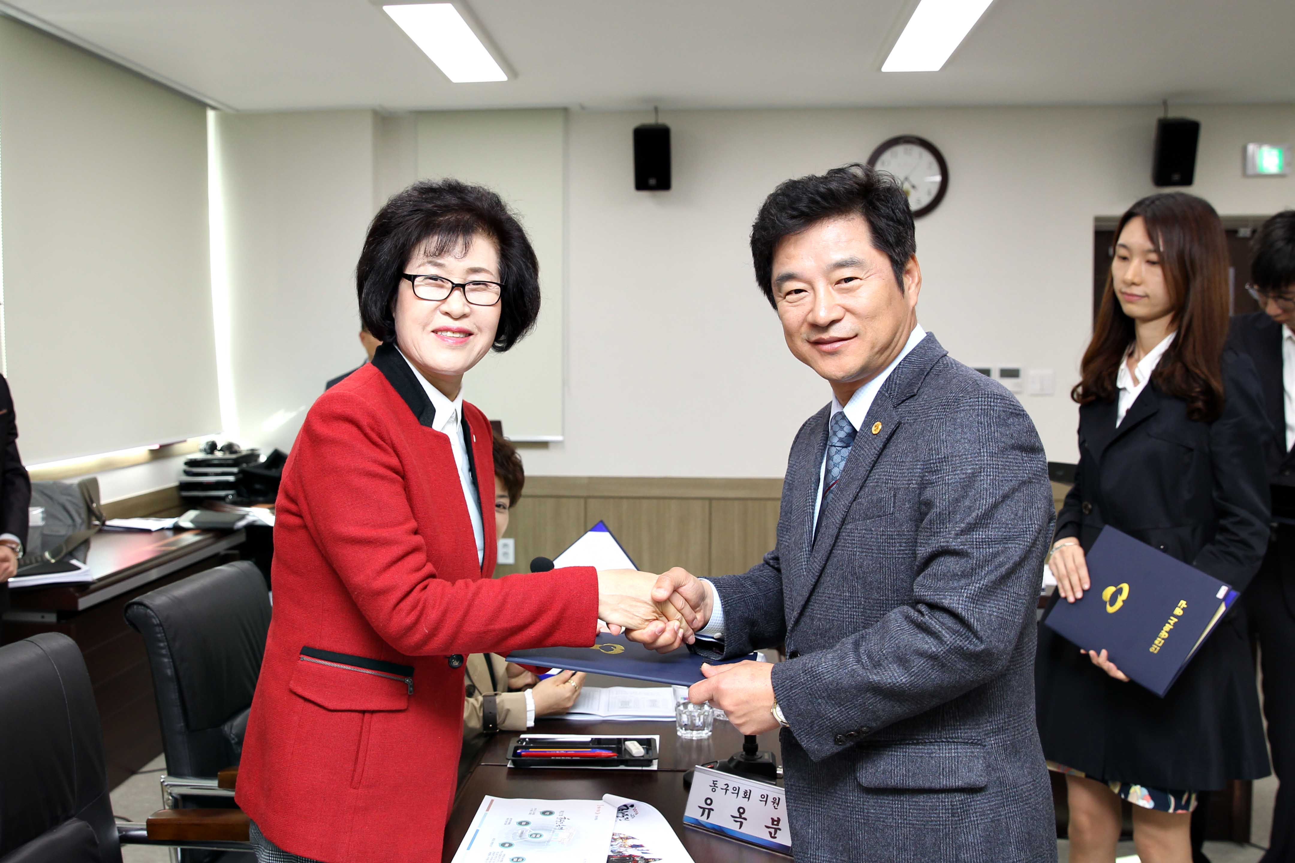 s_20160414_축제위원회_위원_위촉장_수여식_유옥분의원.jpg 이미지