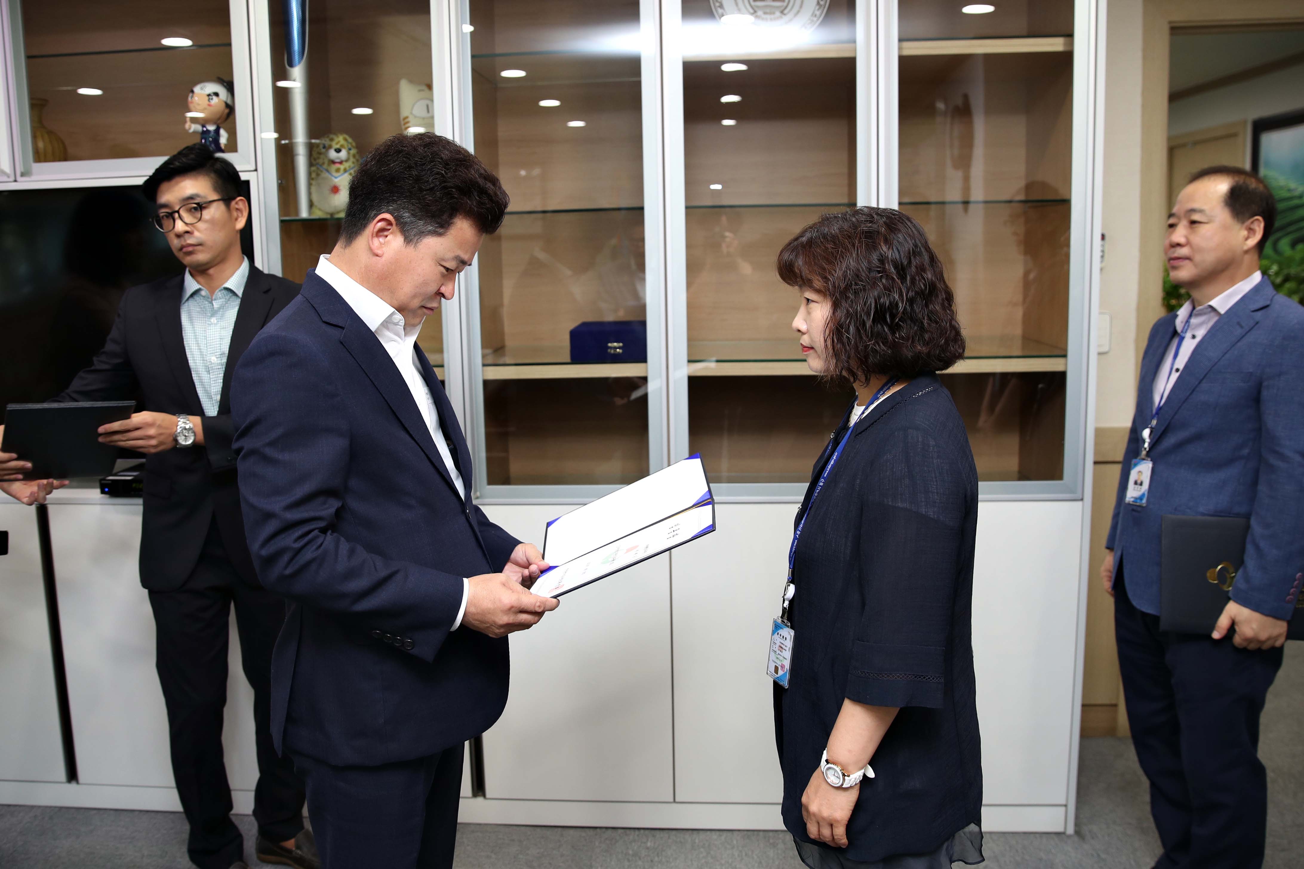 20180810_임용장_수여식3.jpg 이미지