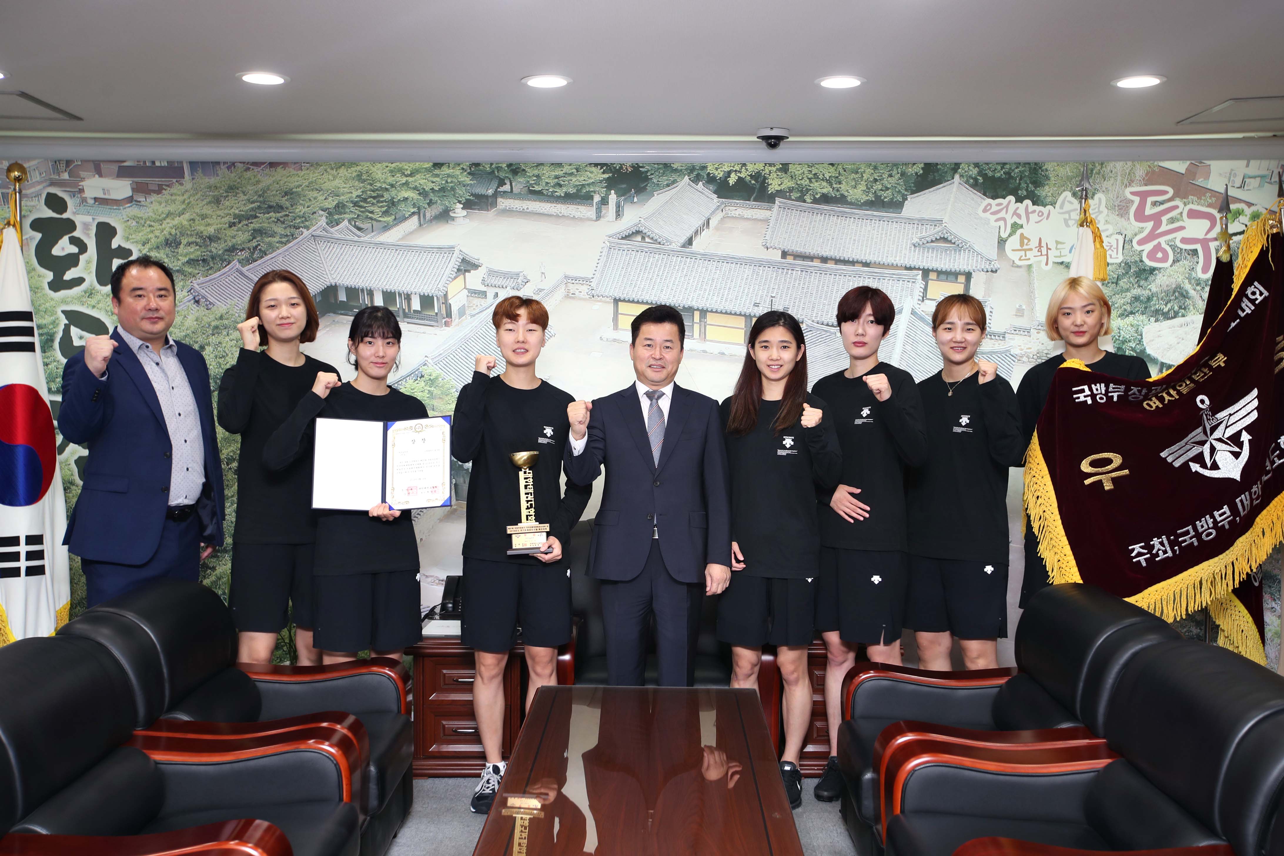 20180917_동구청_여자태권도부_우승기_전달1.jpg 이미지