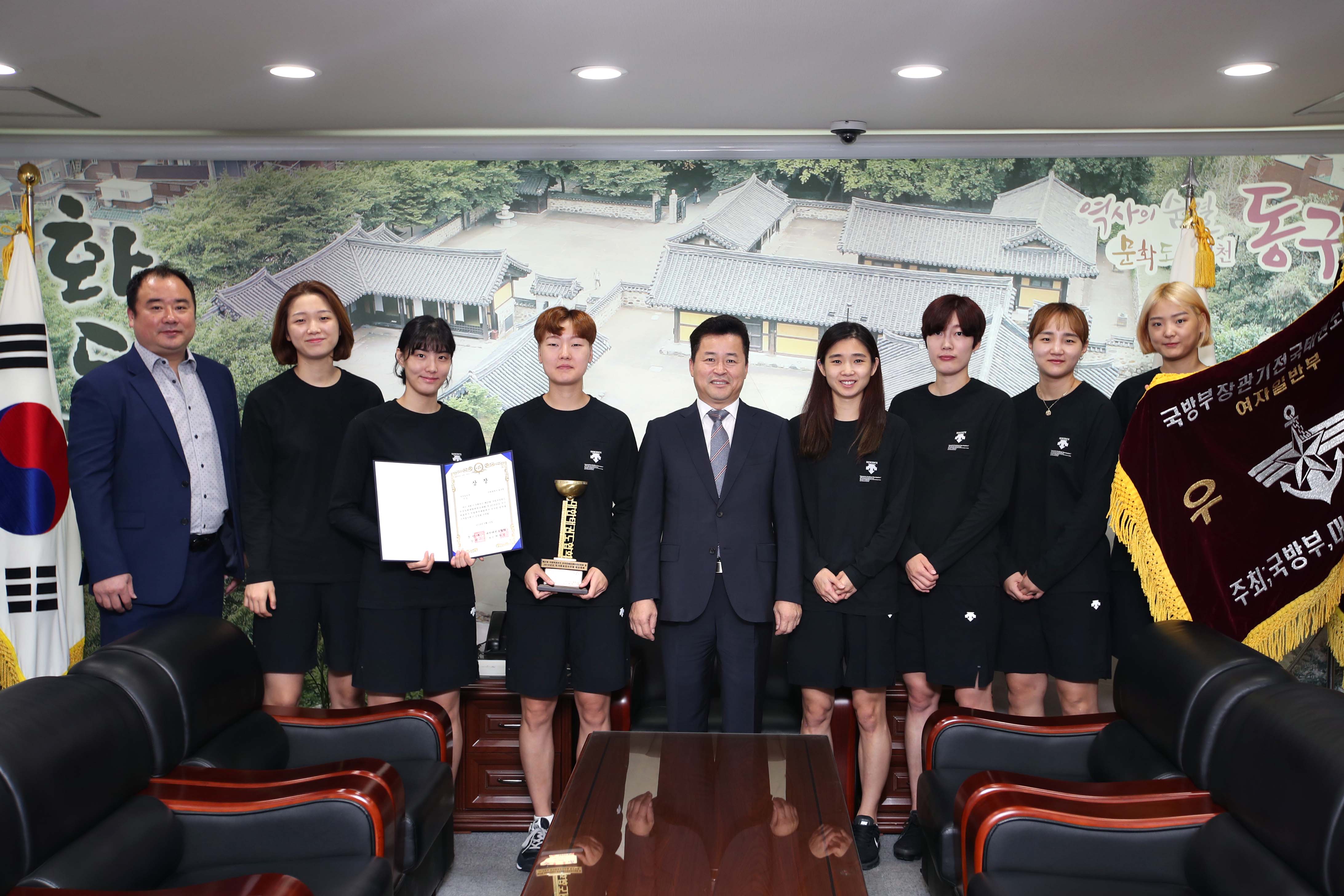 20180917_동구청_여자태권도부_우승기_전달2.jpg 이미지