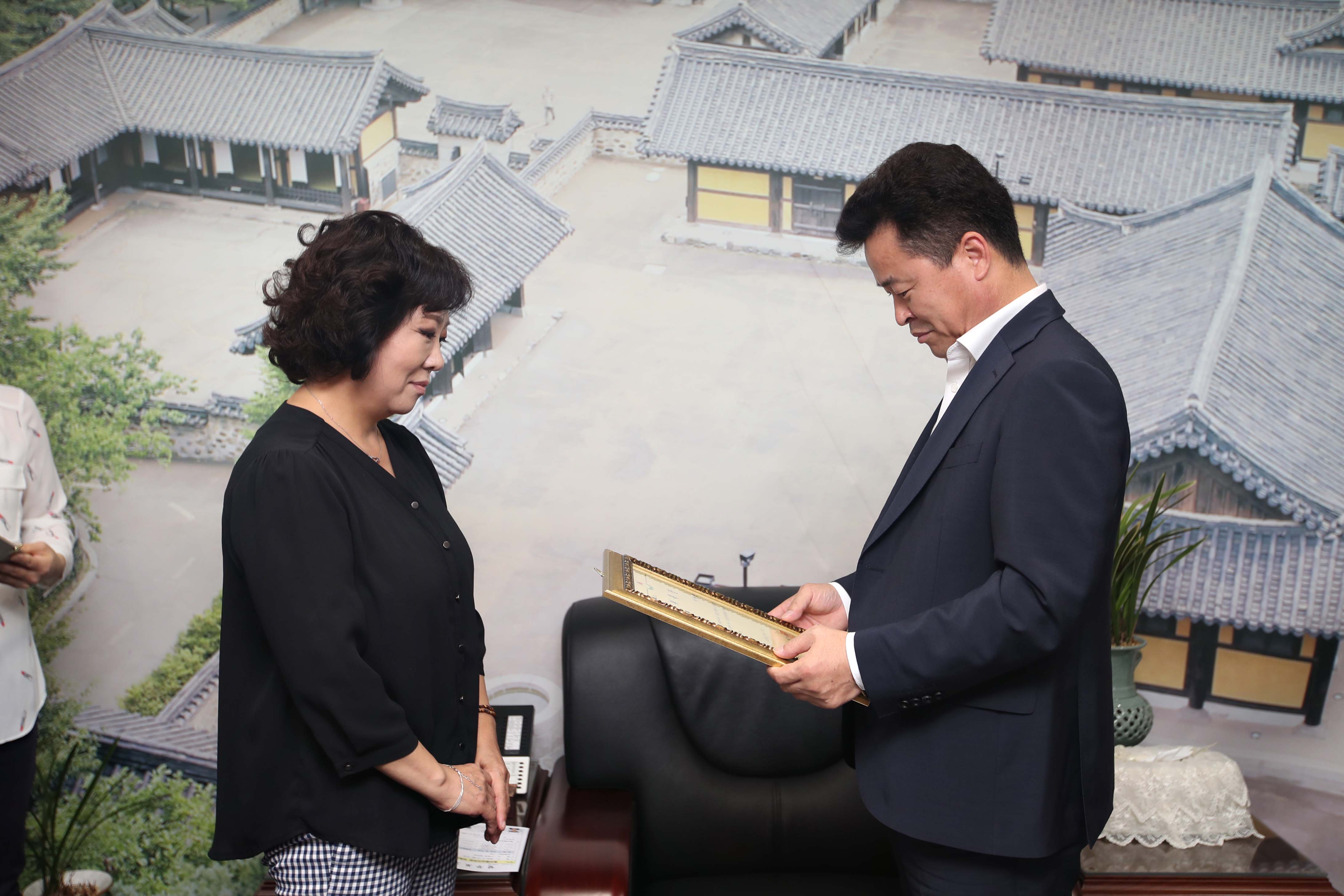 20180917_홍보물심의위원회_및_위촉장_수여2.jpg 이미지