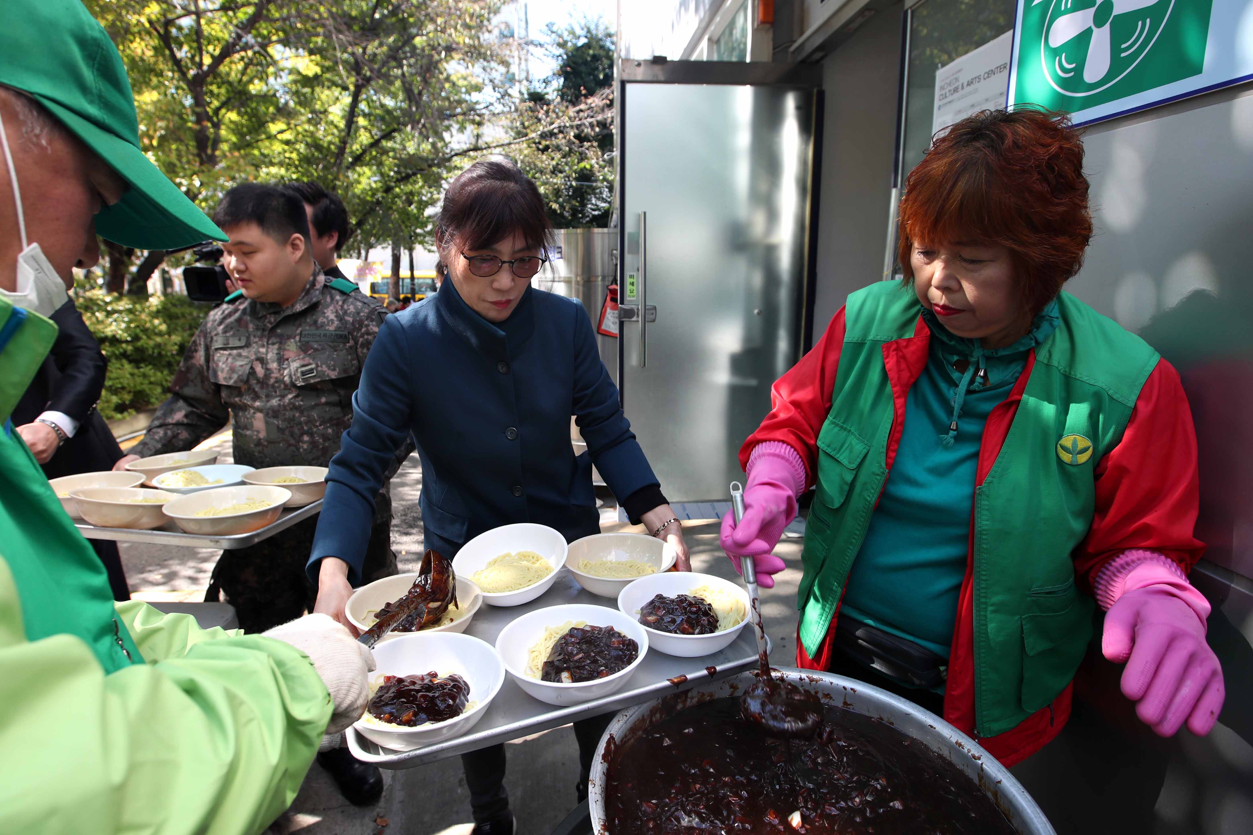 20181012_만석동_새마을부녀회_경로잔치3.jpg 이미지