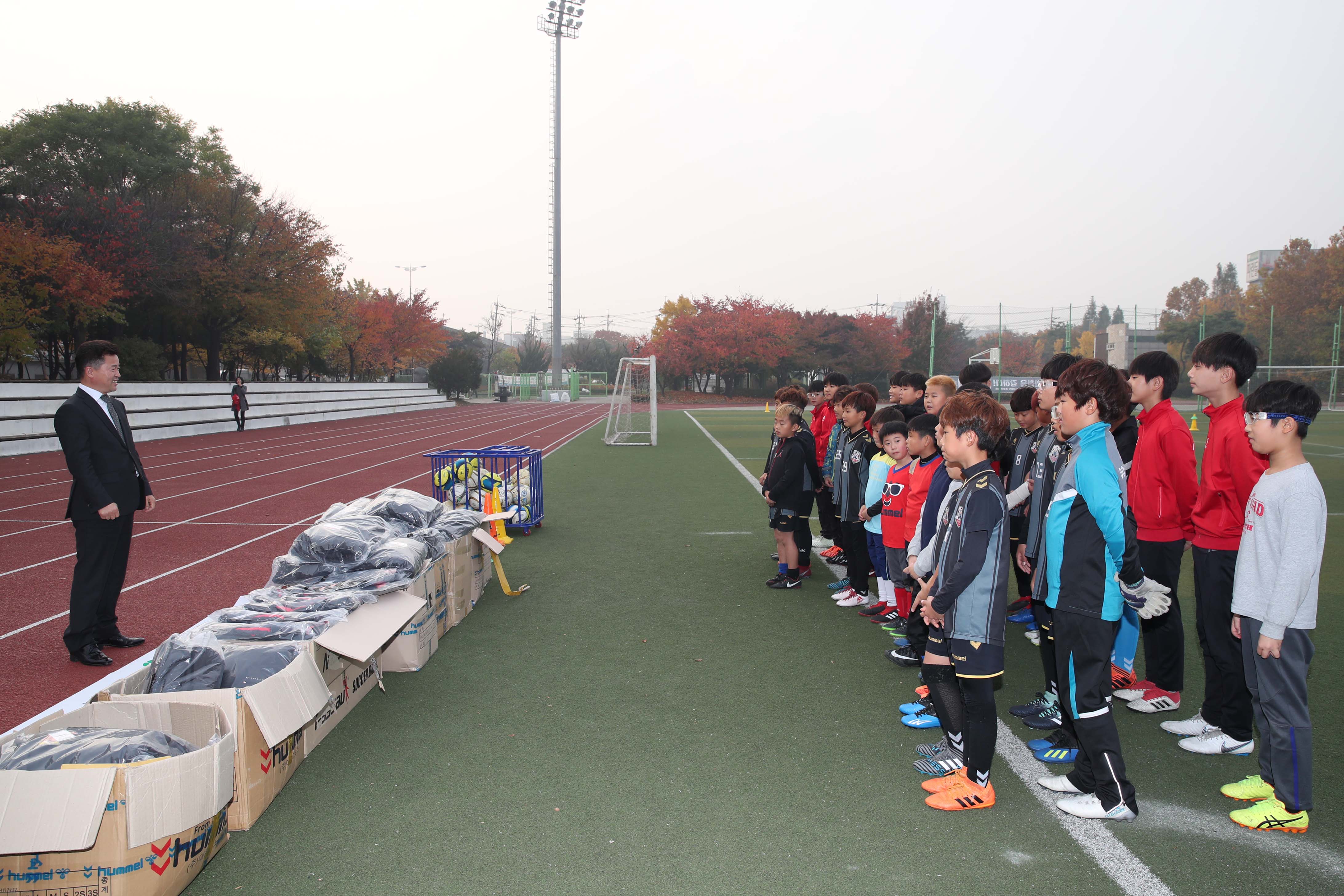 20181106_동구체육회_유소년축구단_물품_전달식3.jpg 이미지