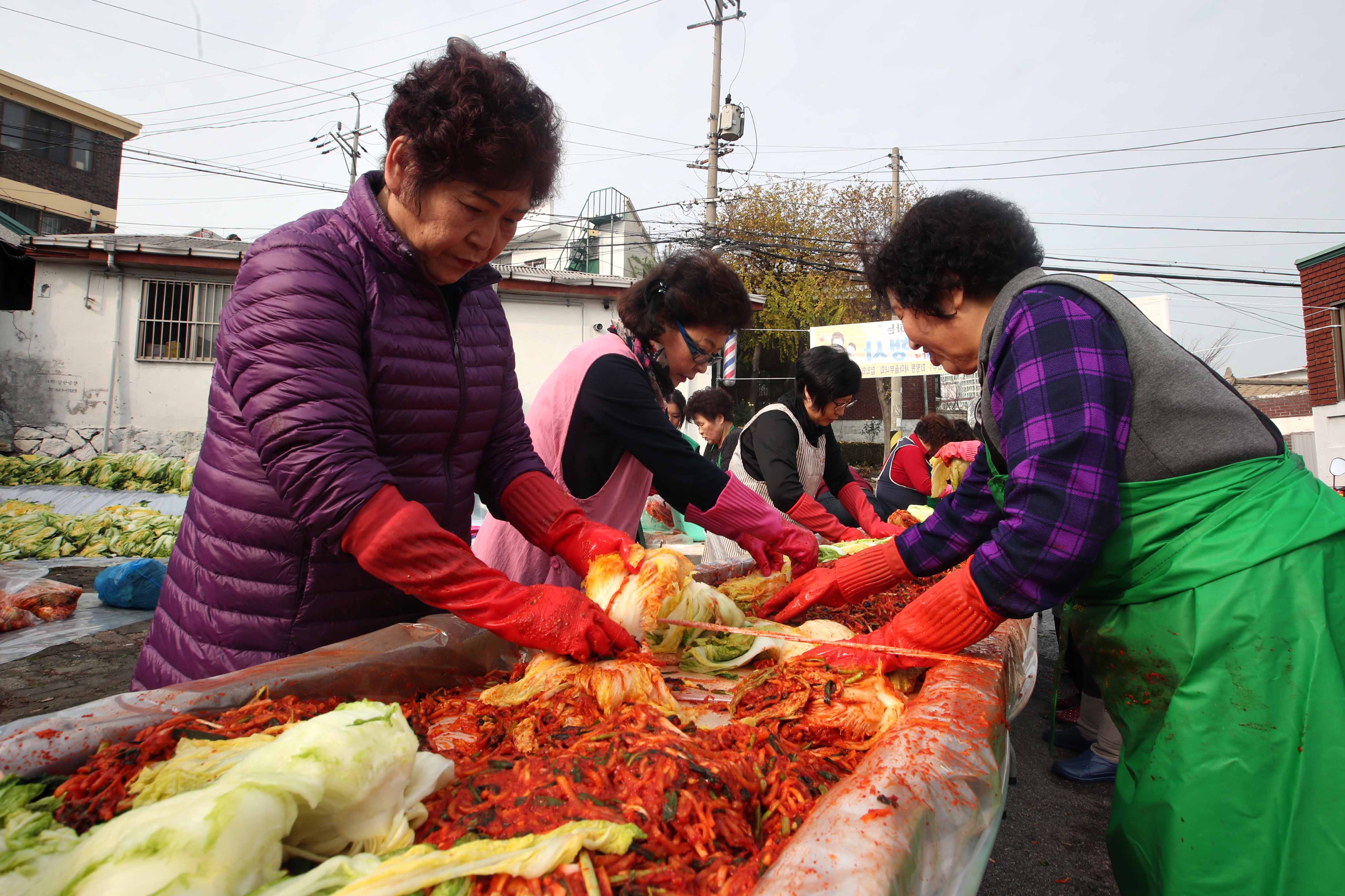 20181116_화수1화평동새마을부녀회_사랑의_김장_나눔_행사10.jpg 이미지