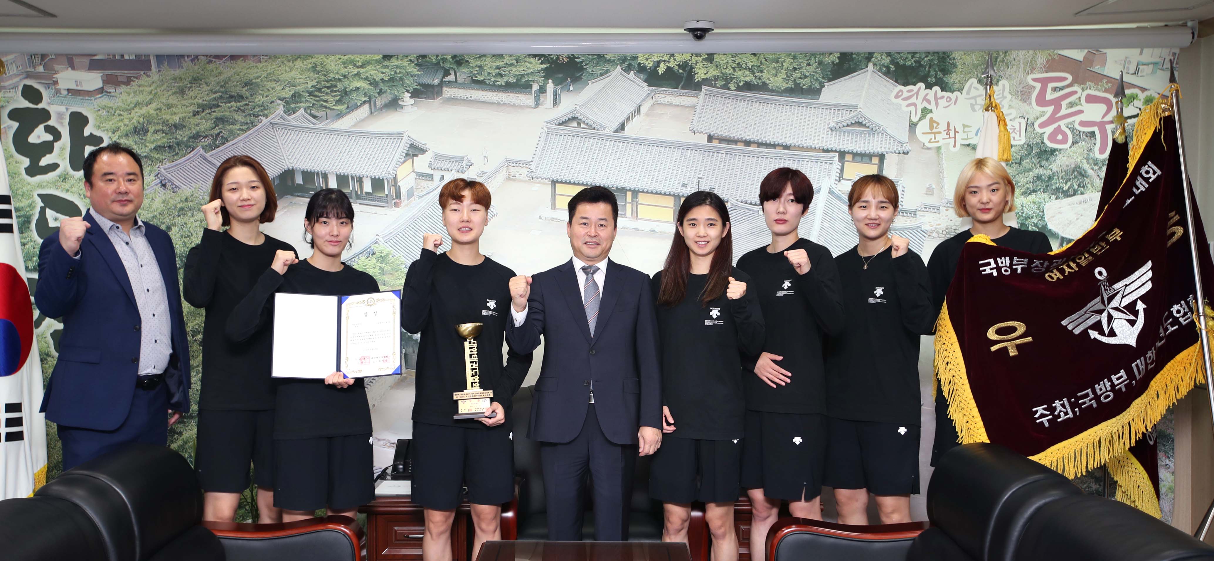 제27회_국방부장관기_우승기_전달_(동구청_여자태권도부)5.jpg 이미지