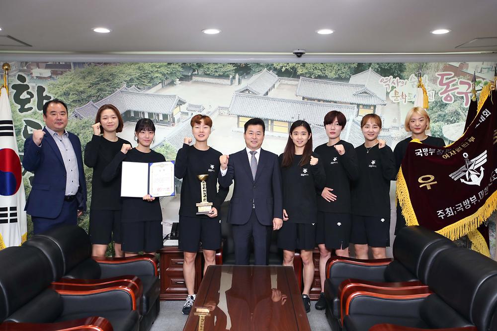 제27회 국방부장관기 우승기 전달 (동구청 여자태권도부) 사진