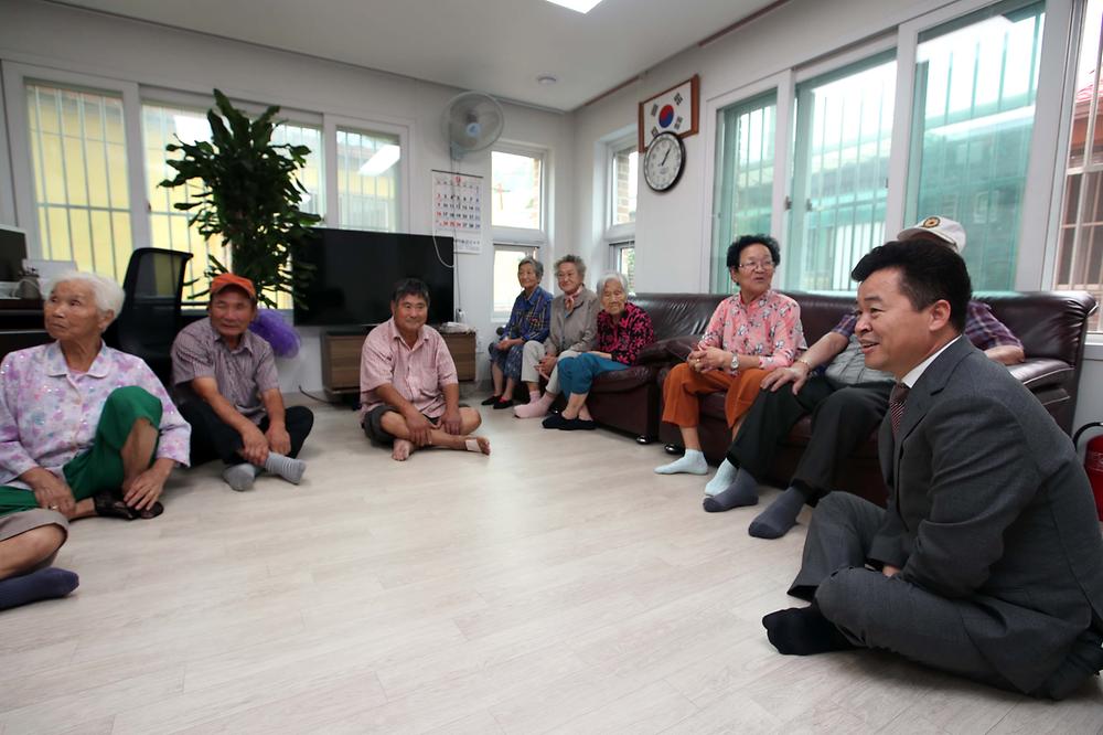 추석맞이 경로당 방문 사진