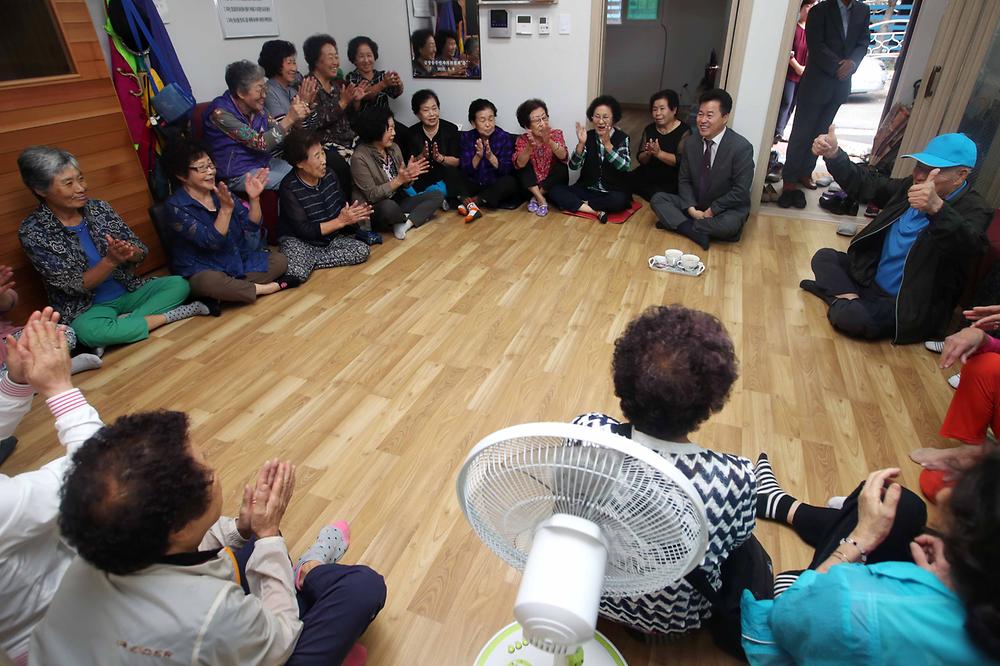 추석맞이 경로당 방문 사진