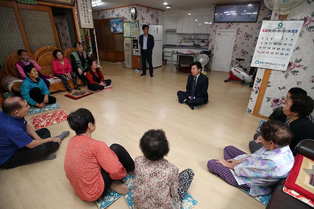 추석맞이 경로당 방문 사진