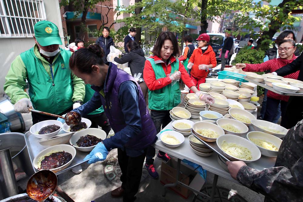 만석동새마을부녀회 경로잔치 사진