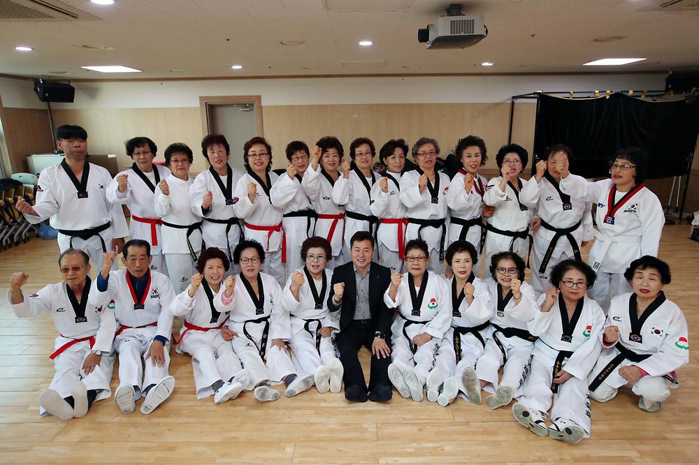 동구노인복지관 실버태권도시범단 심사 사진