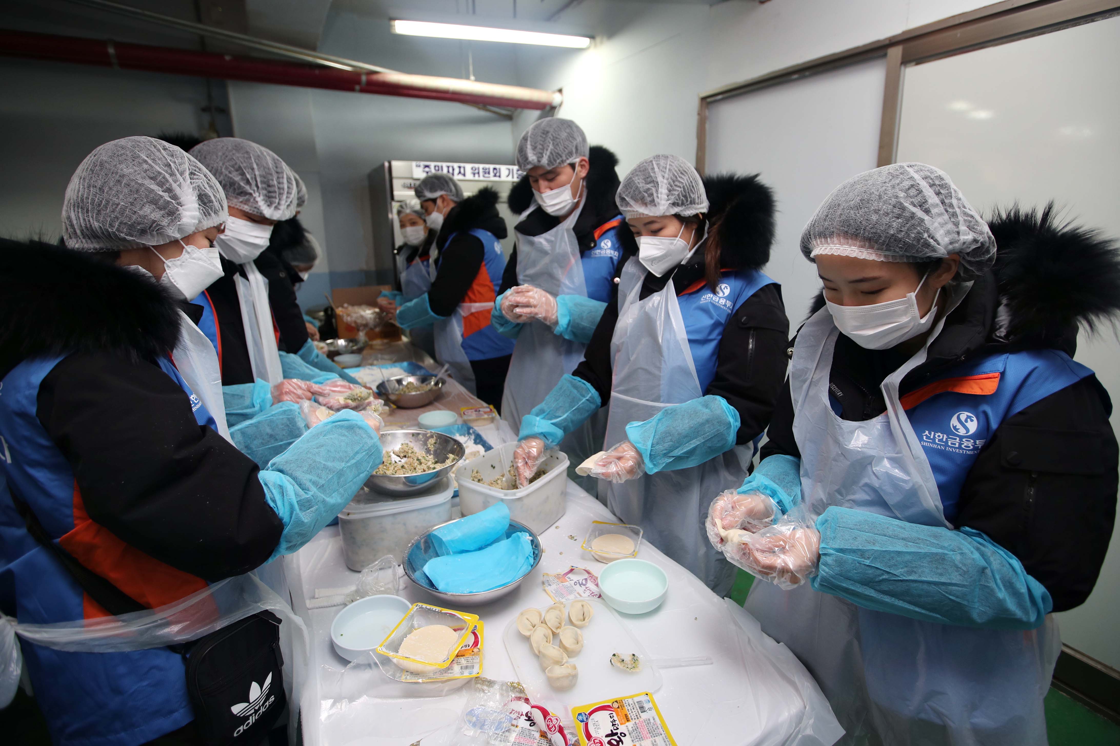 20190114_화수2동_신한금융투자_신입_꾸러미_봉사_격려2.jpg 이미지