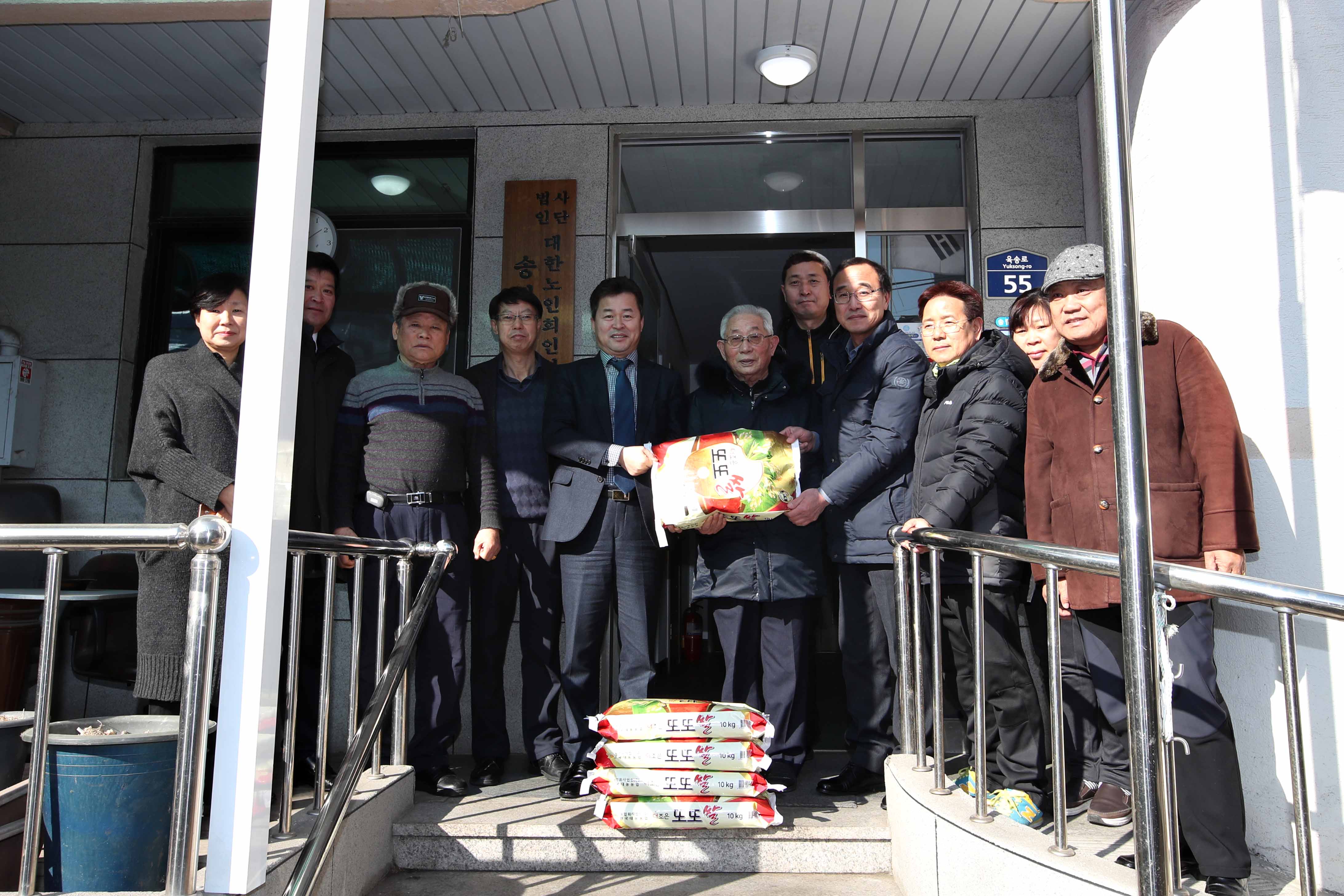 20190125_송림6동_불우이웃_및_경로당_물품_전달3.jpg 이미지