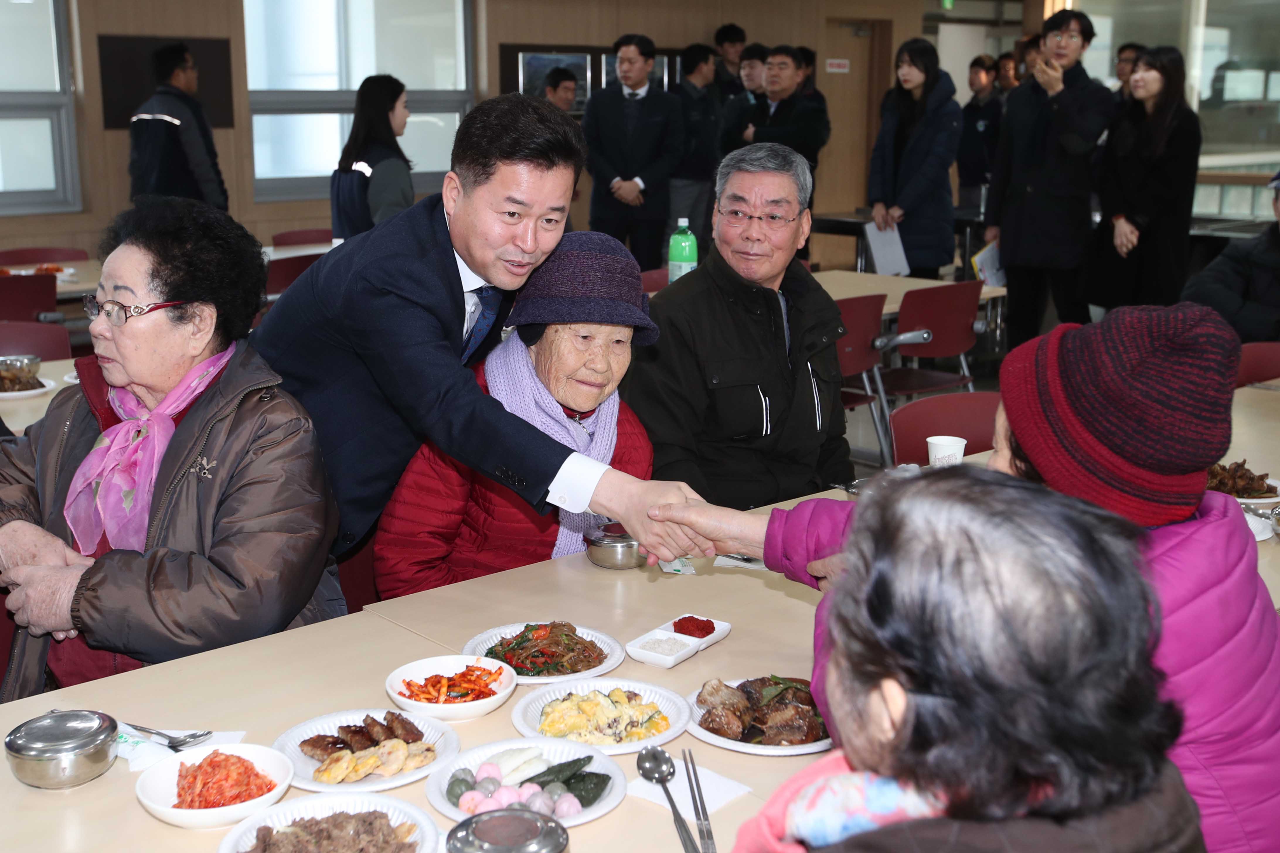 20190128_동국제강_설맞이_생활지원금_전달식4.jpg 이미지