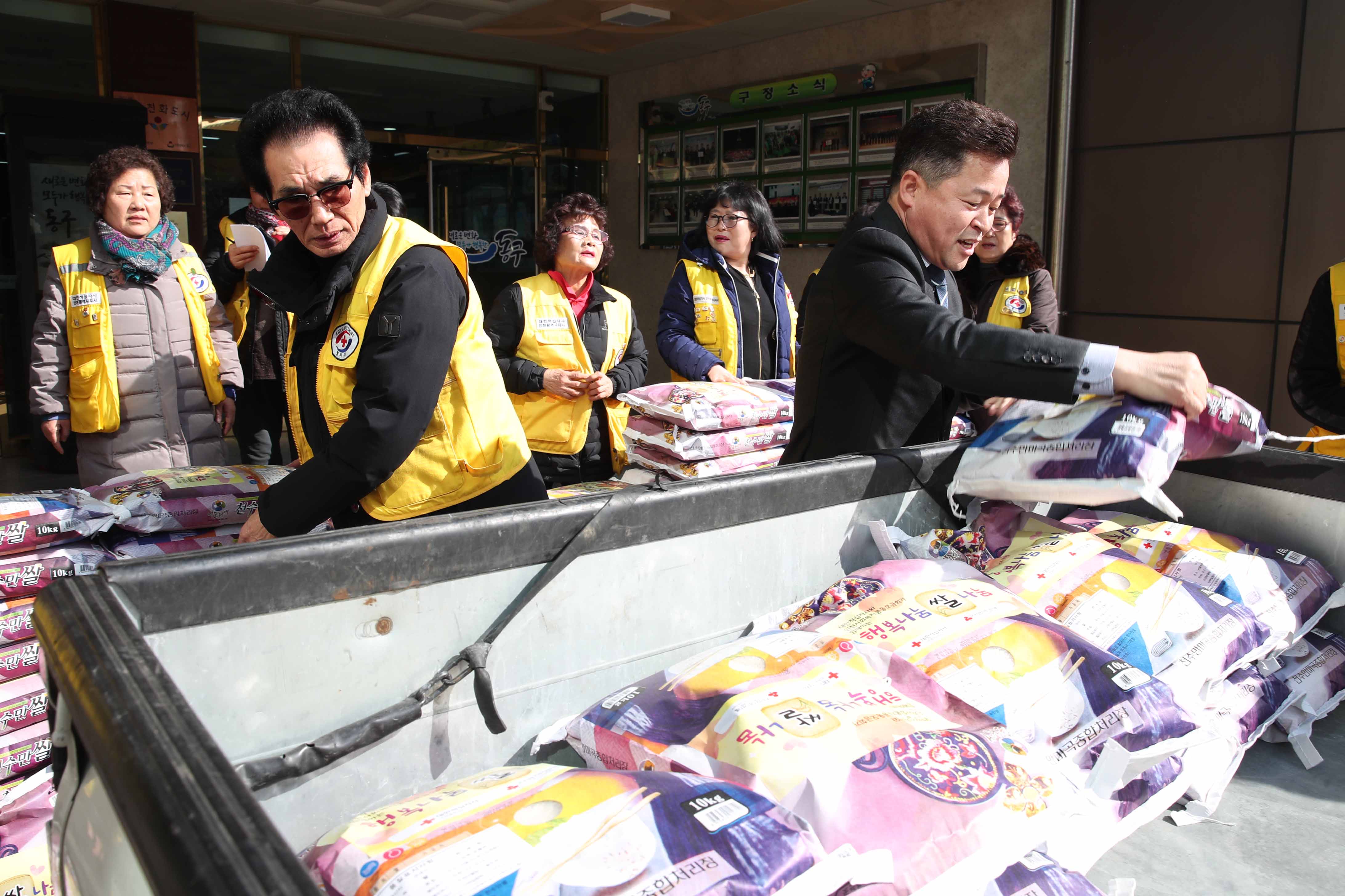 20190226_대한적십자사인천지사_동구지구협의회_희망풍차_물품_전달식3.jpg 이미지