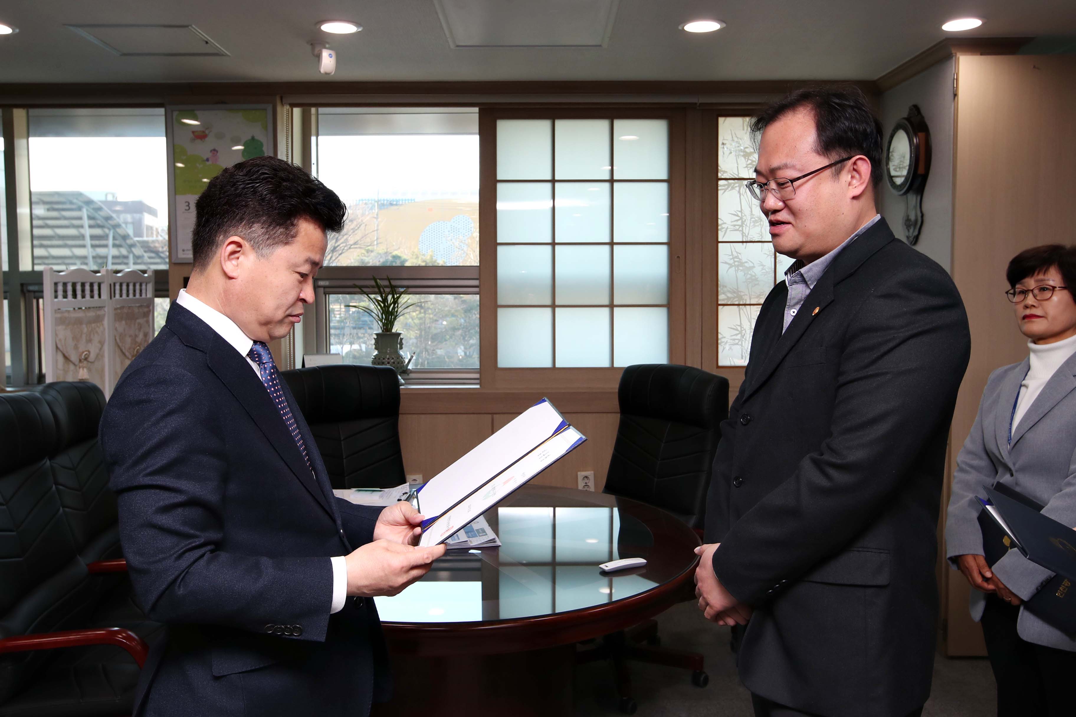 20190322_임용장_수여식3.jpg 이미지