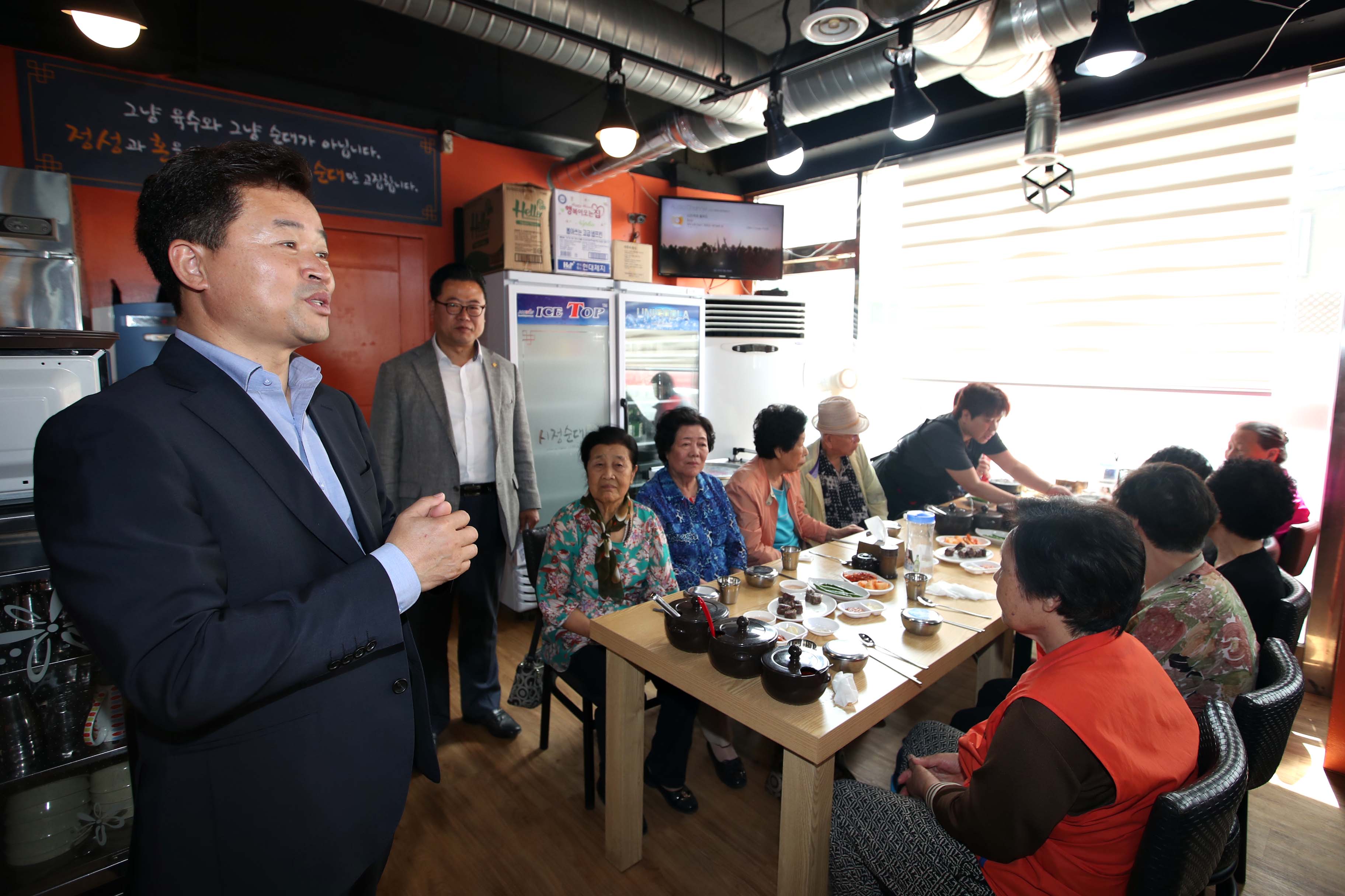 20190605_관내_음식업주_시정순대_경로당_노인_무료급식_제공3.jpg 이미지