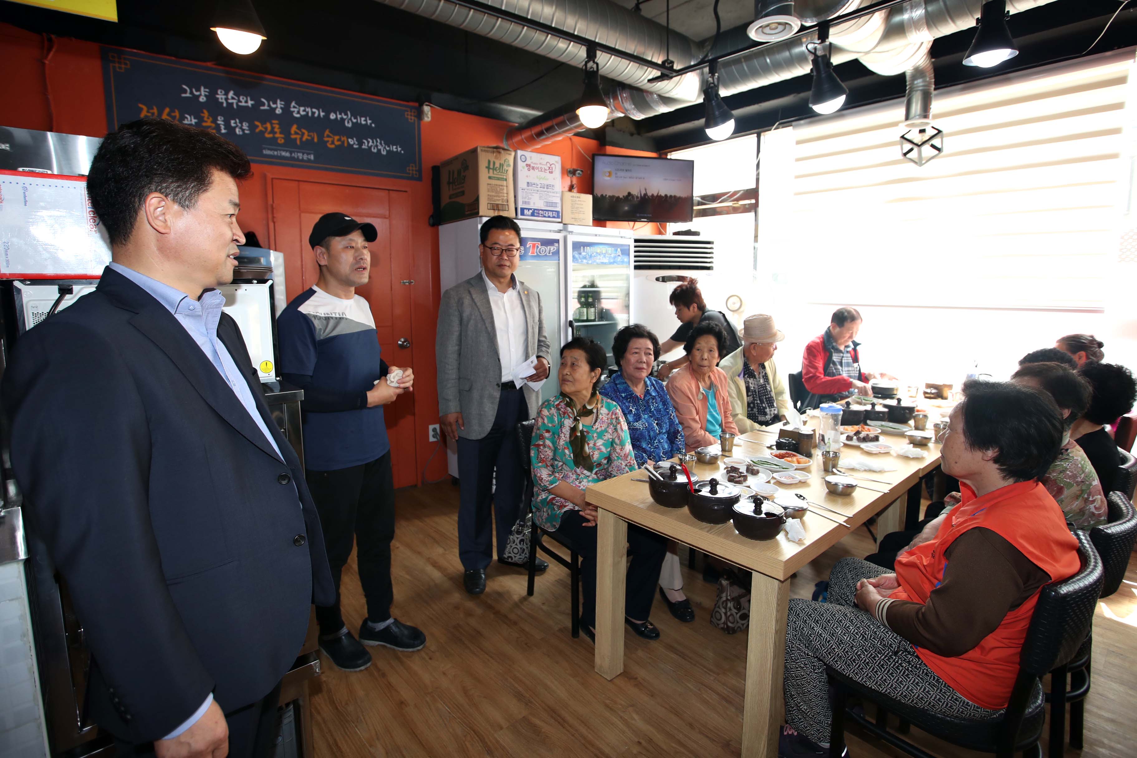 20190605_관내_음식업주_시정순대_경로당_노인_무료급식_제공4.jpg 이미지