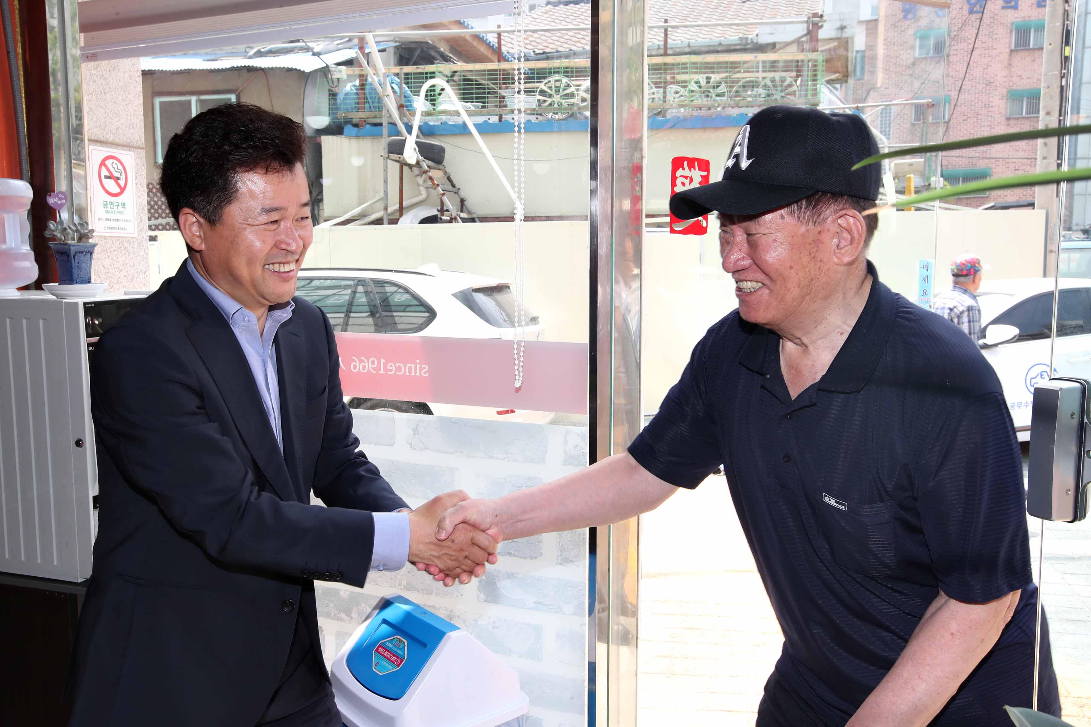 20190605_관내_음식업주_시정순대_경로당_노인_무료급식_제공6.jpg 이미지
