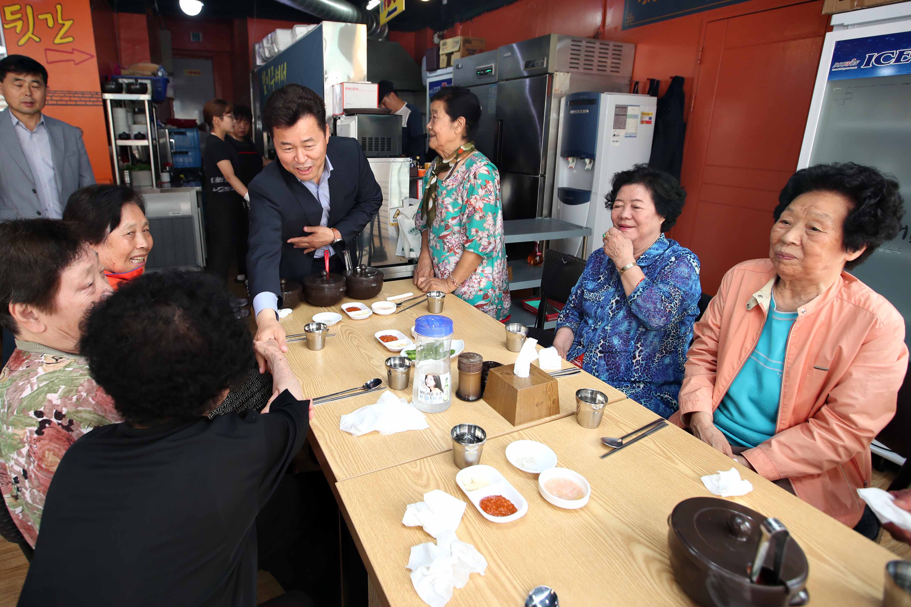 20190605_관내_음식업주_시정순대_경로당_노인_무료급식_제공7.jpg 이미지