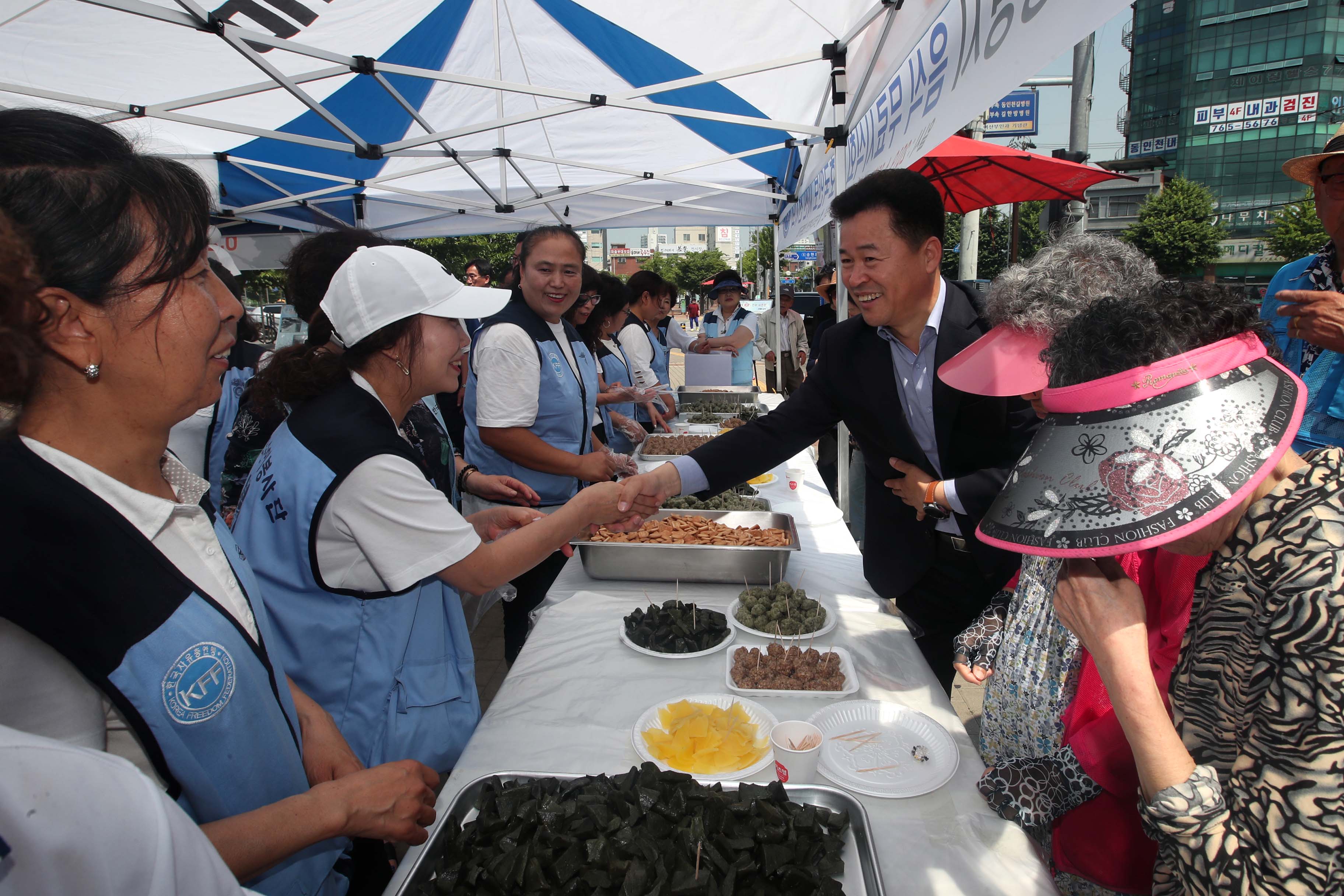 20190625_한국자유총연맹_625_음식시식회_및_호국안보사진_전시회7.jpg 이미지