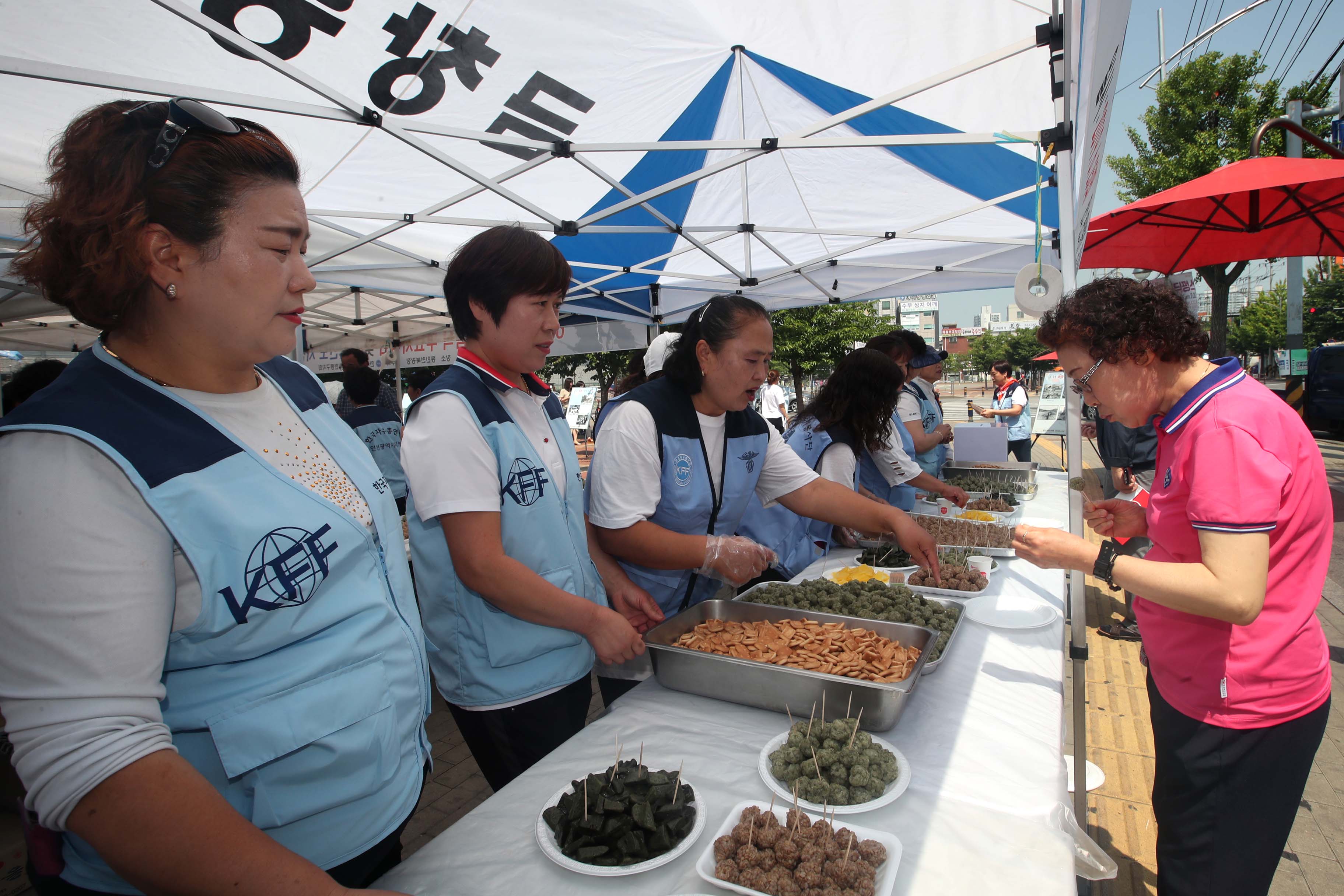 20190625_한국자유총연맹_625_음식시식회_및_호국안보사진_전시회8.jpg 이미지