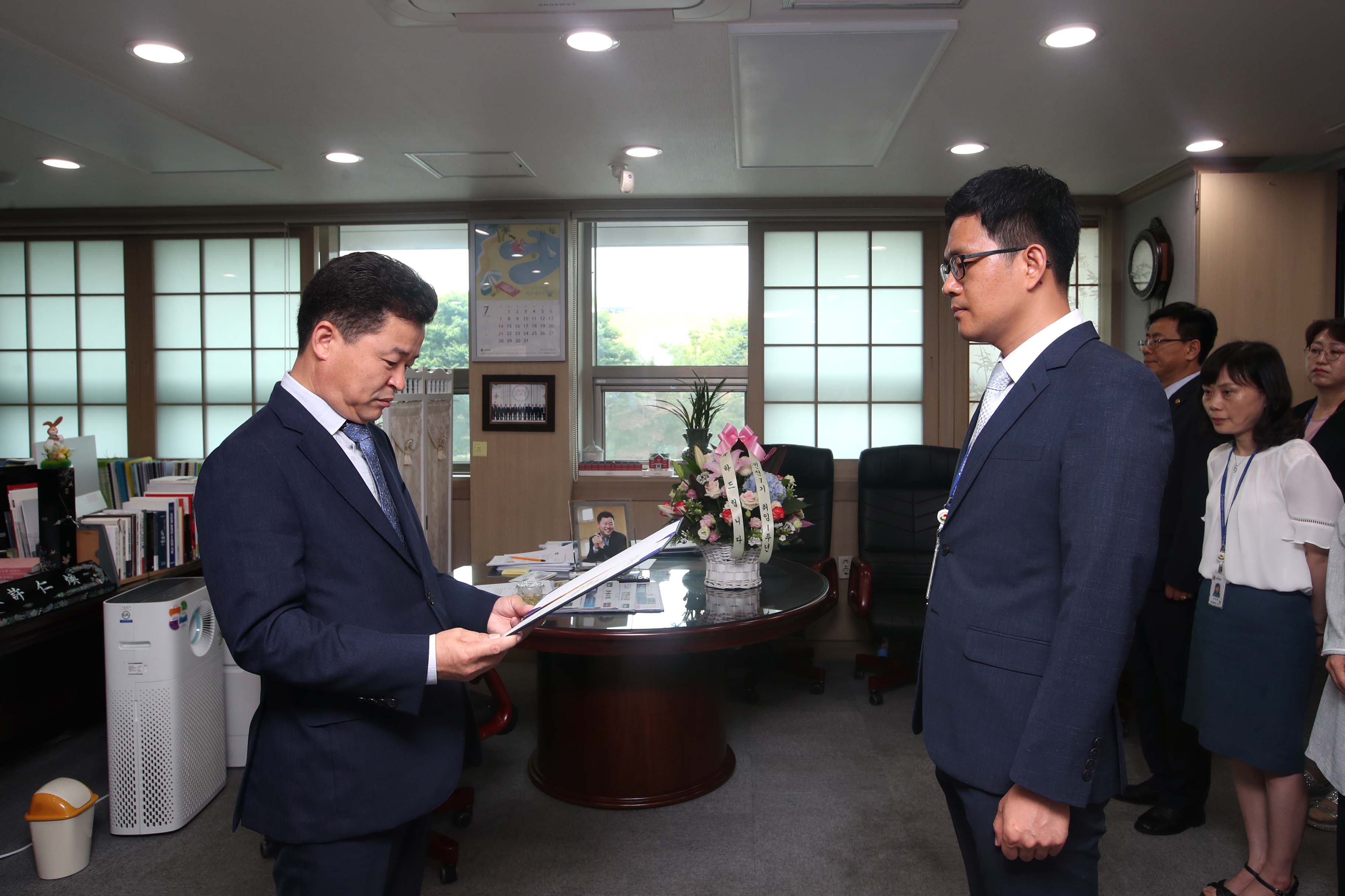 20190701_임용장_수여식10.jpg 이미지