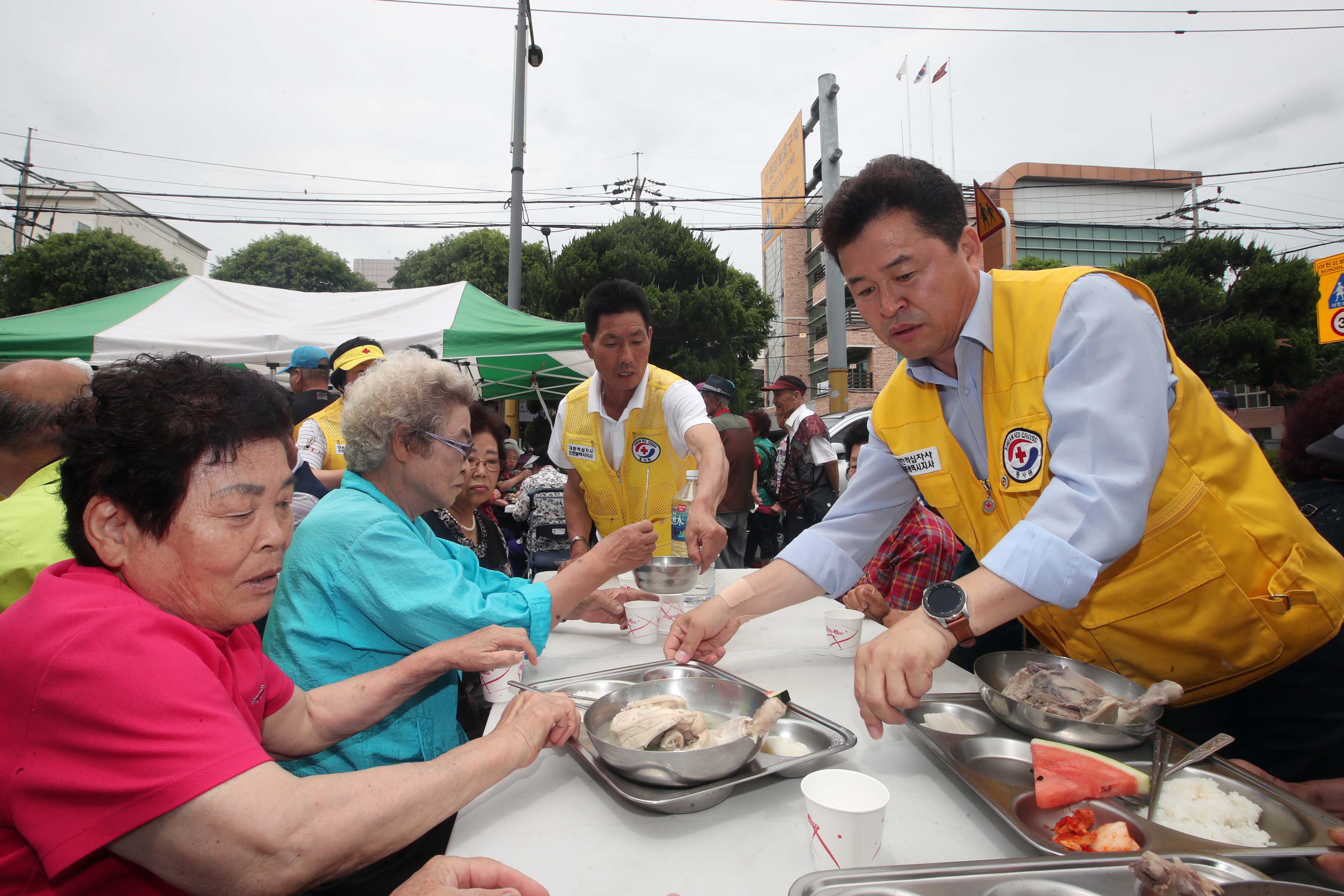 20190710_대한적십자사_동구지구협의회_삼계탕_나눔3.jpg 이미지