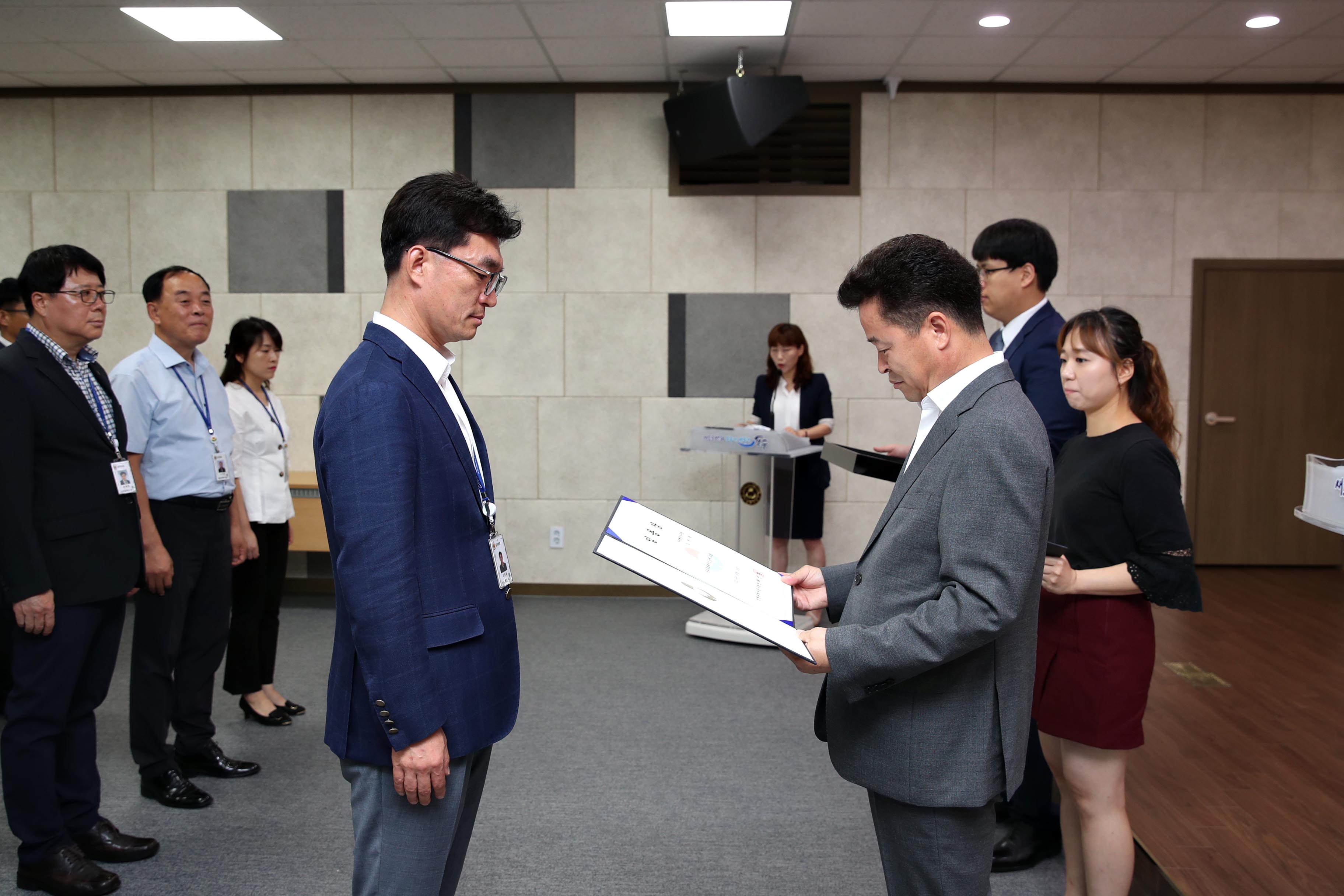20190805_임용장_수여식3.jpg 이미지