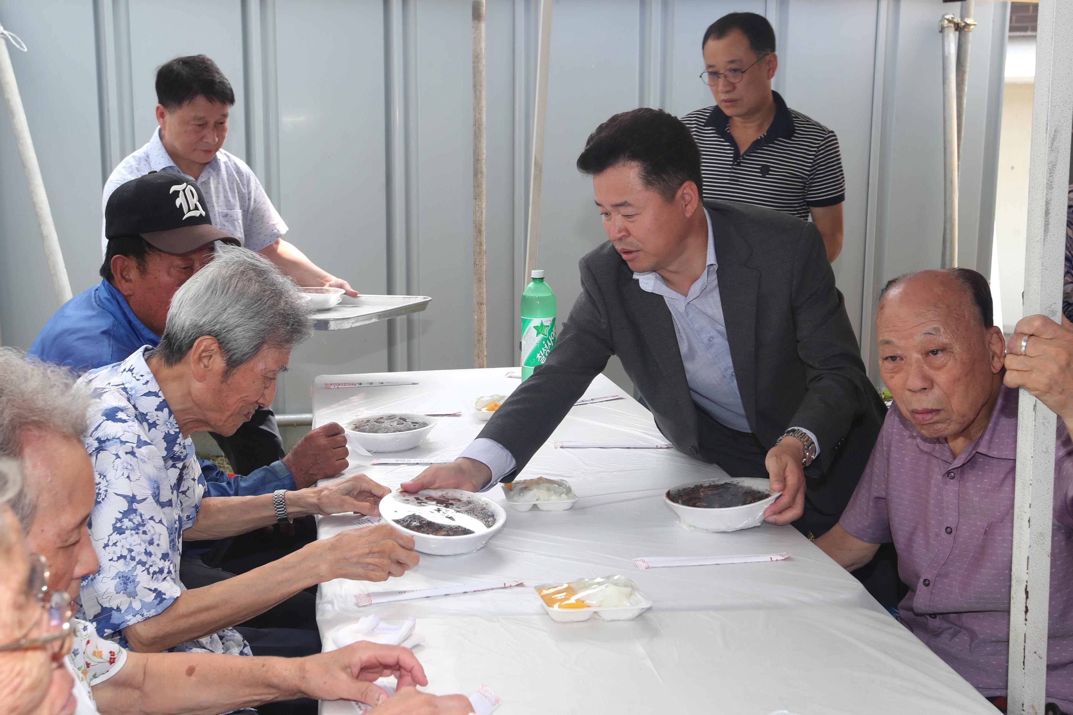 20190821_송현3동경로당_자장면_나눔_행사11.jpg 이미지