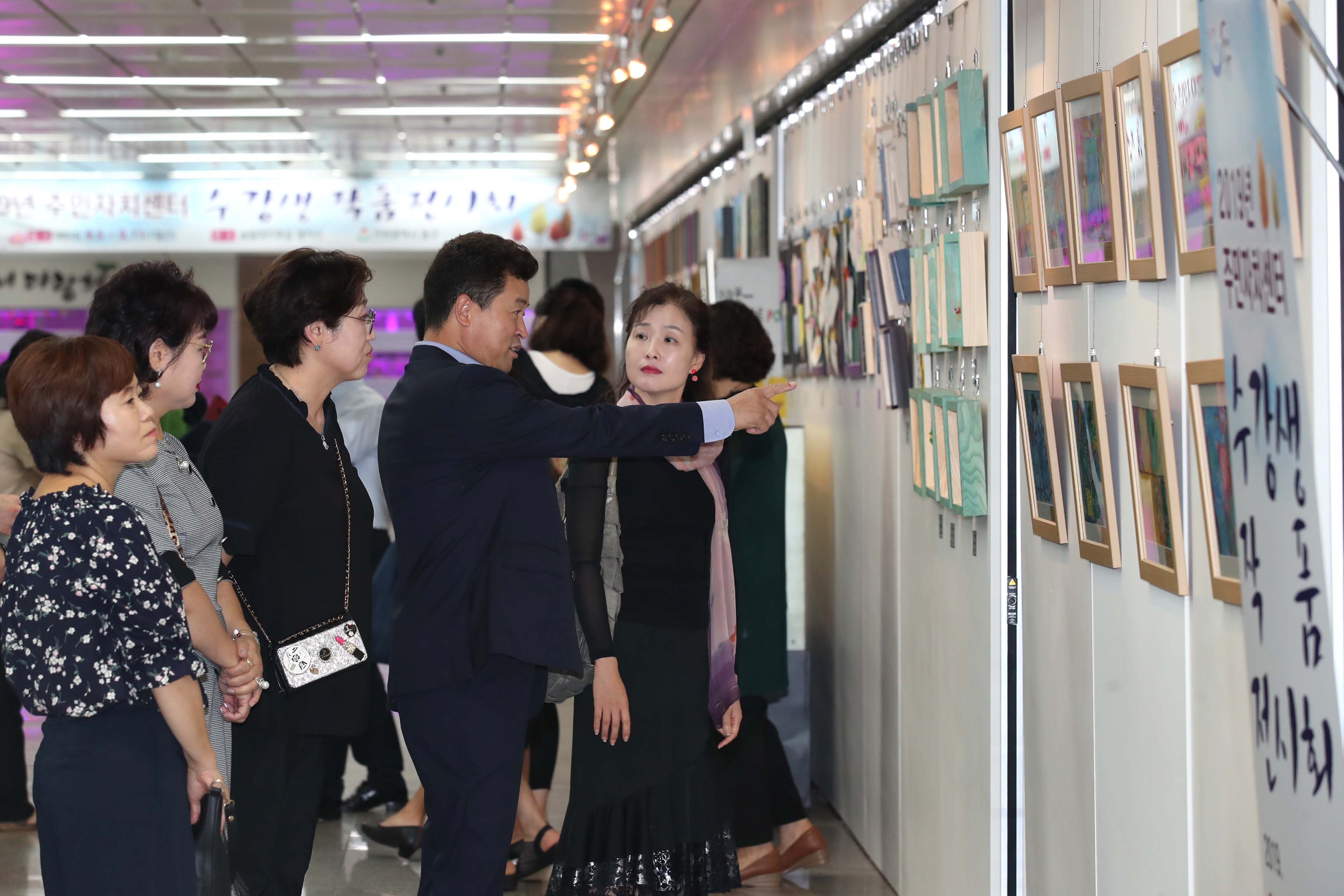 20190906_주민자치센터_수강생_작품_전시_관람11.jpg 이미지