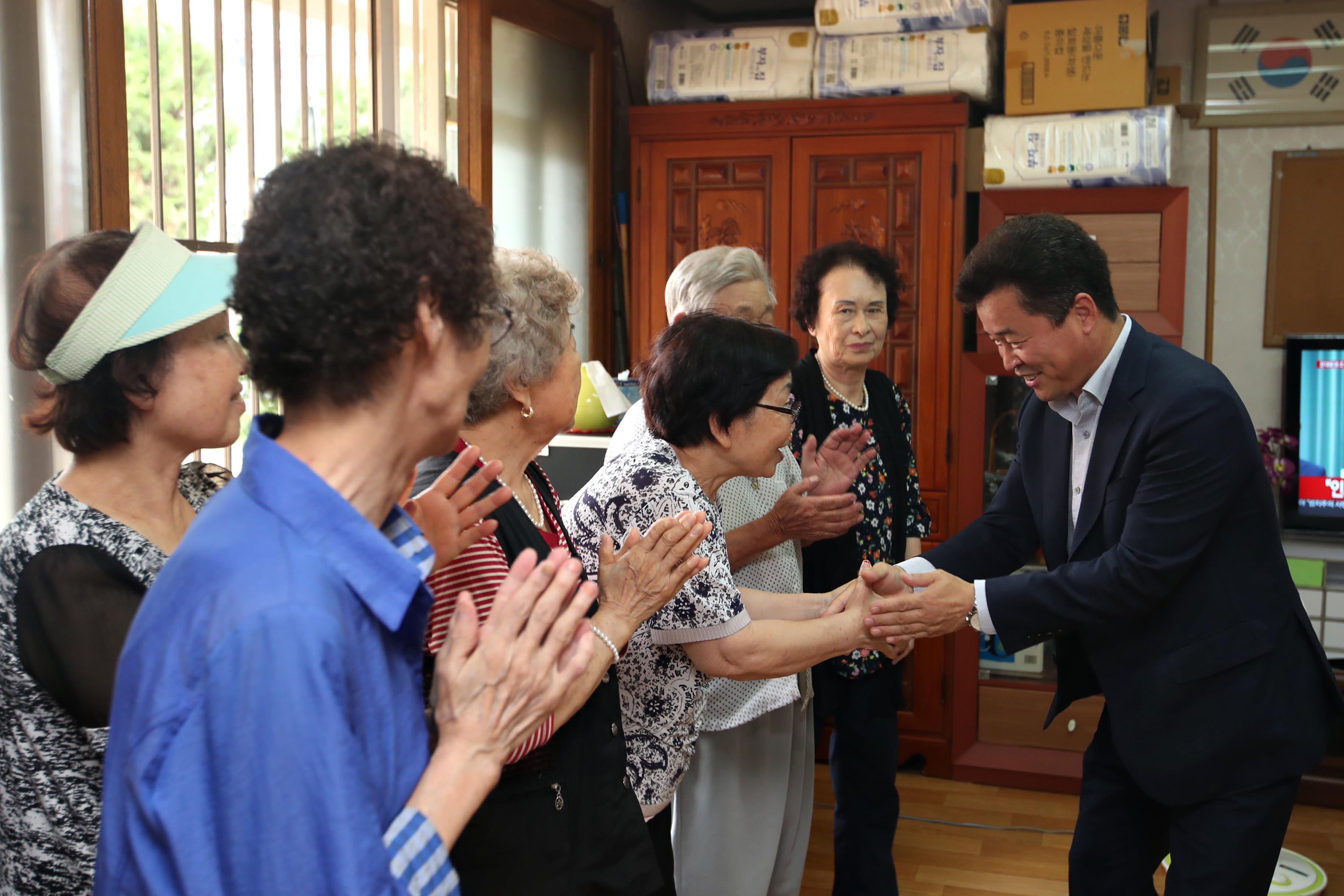 20190909_경로당_방문3.jpg 이미지