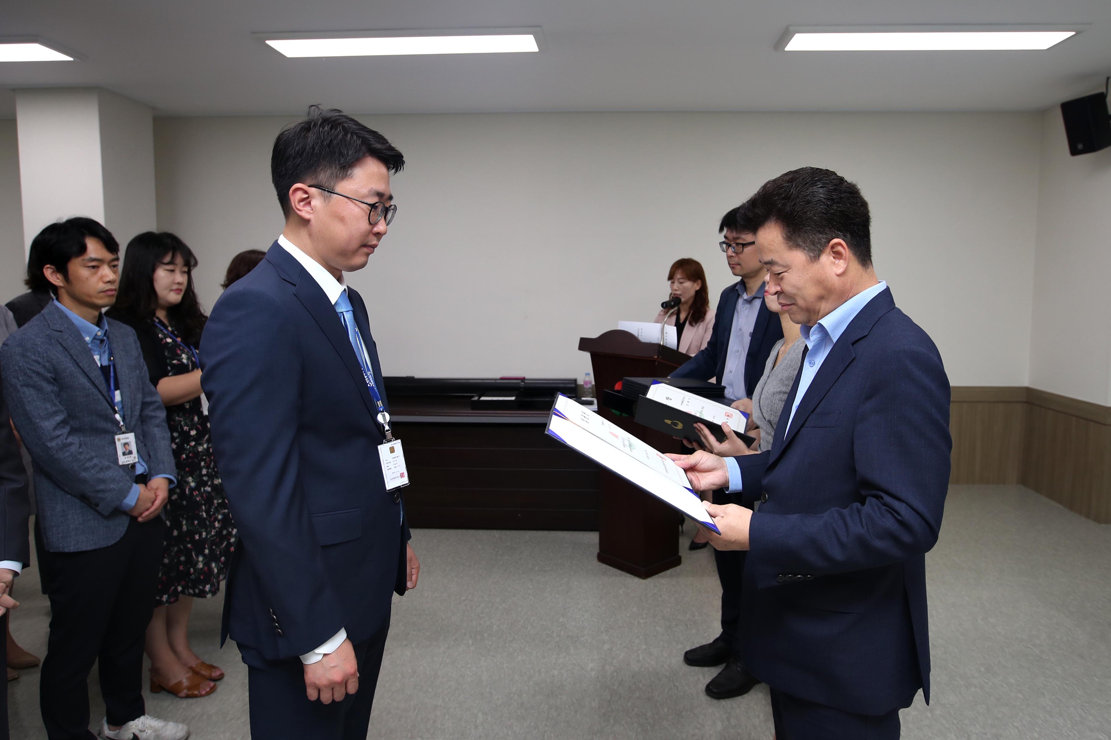 20190927_임용장_수여식7.jpg 이미지