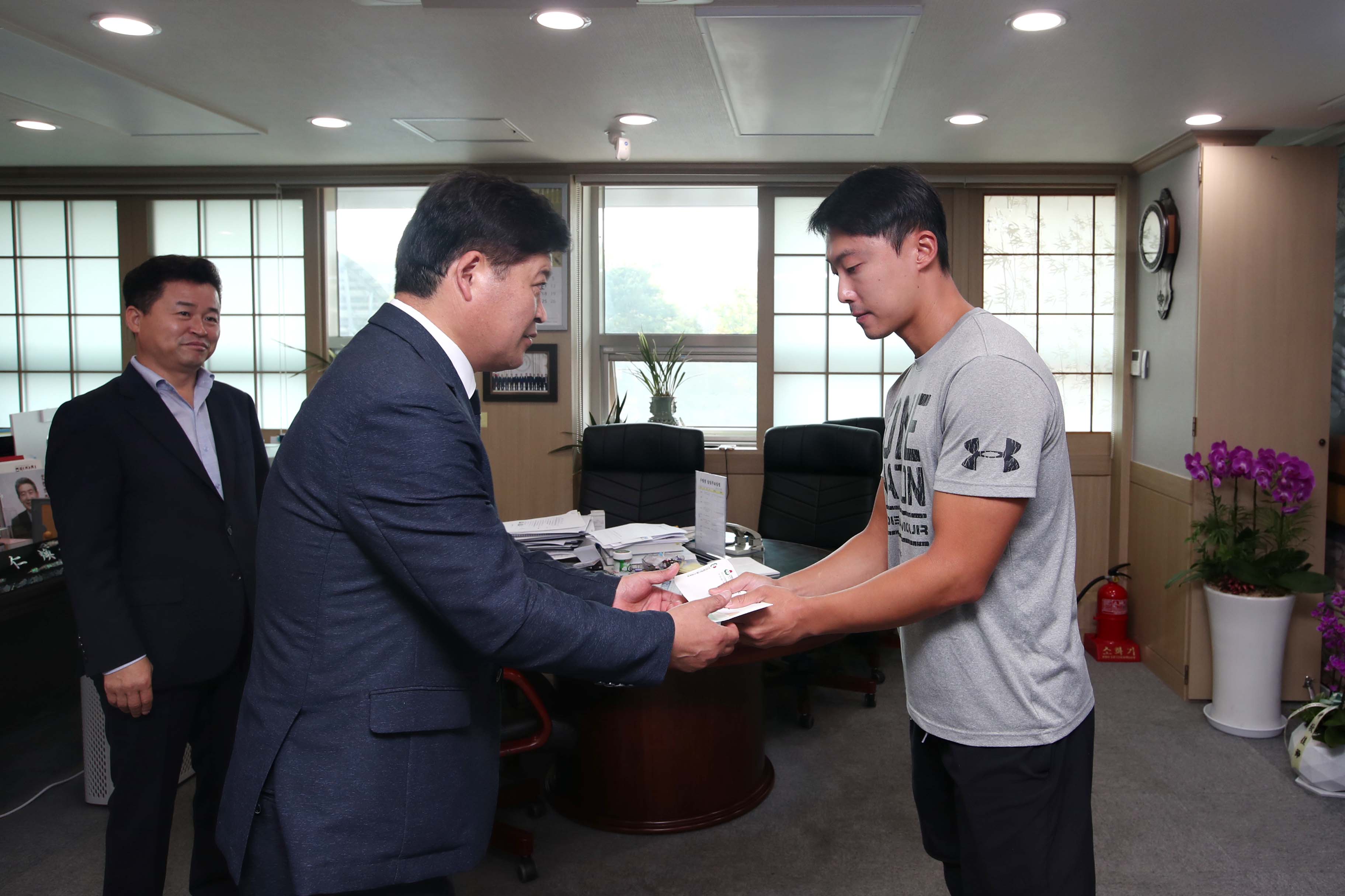 20190930_제100회_전국체전_동구소속_선수단_격려금_전달3.jpg 이미지